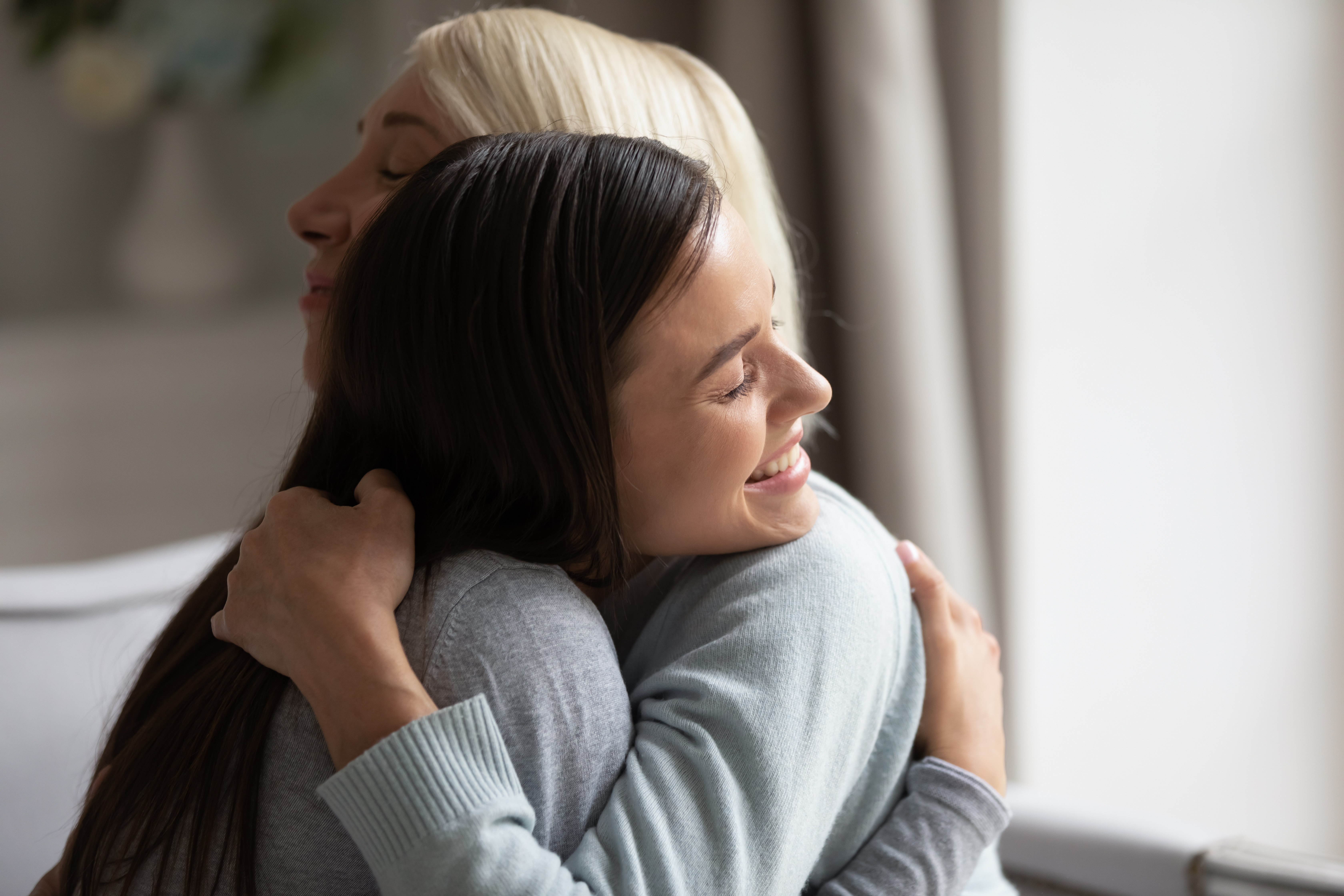 Eine Mutter und ihre Tochter umarmen sich | Quelle: Shutterstock