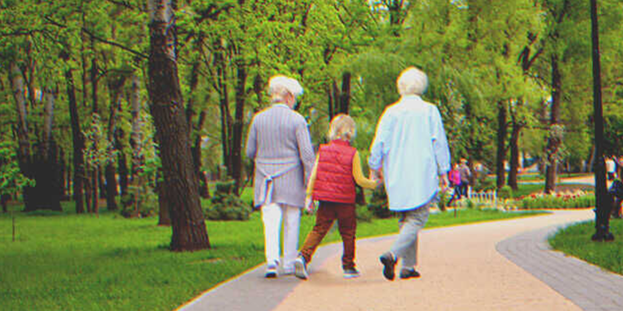 Zwei Großmütter und ihr Enkelkind | Quelle: Shutterstock