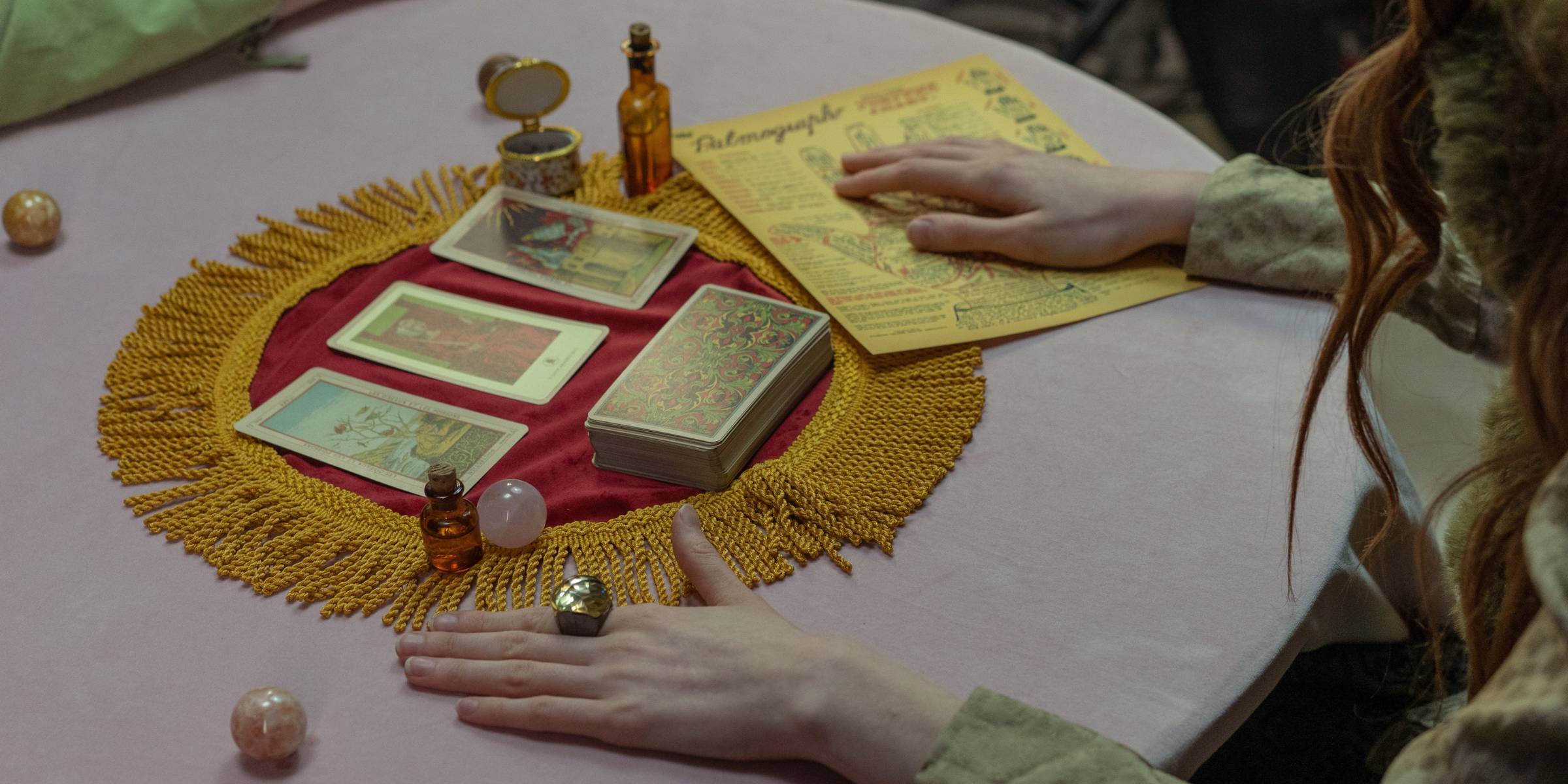 Eine Tarot-Sitzung mit Karten | Quelle: Pexels