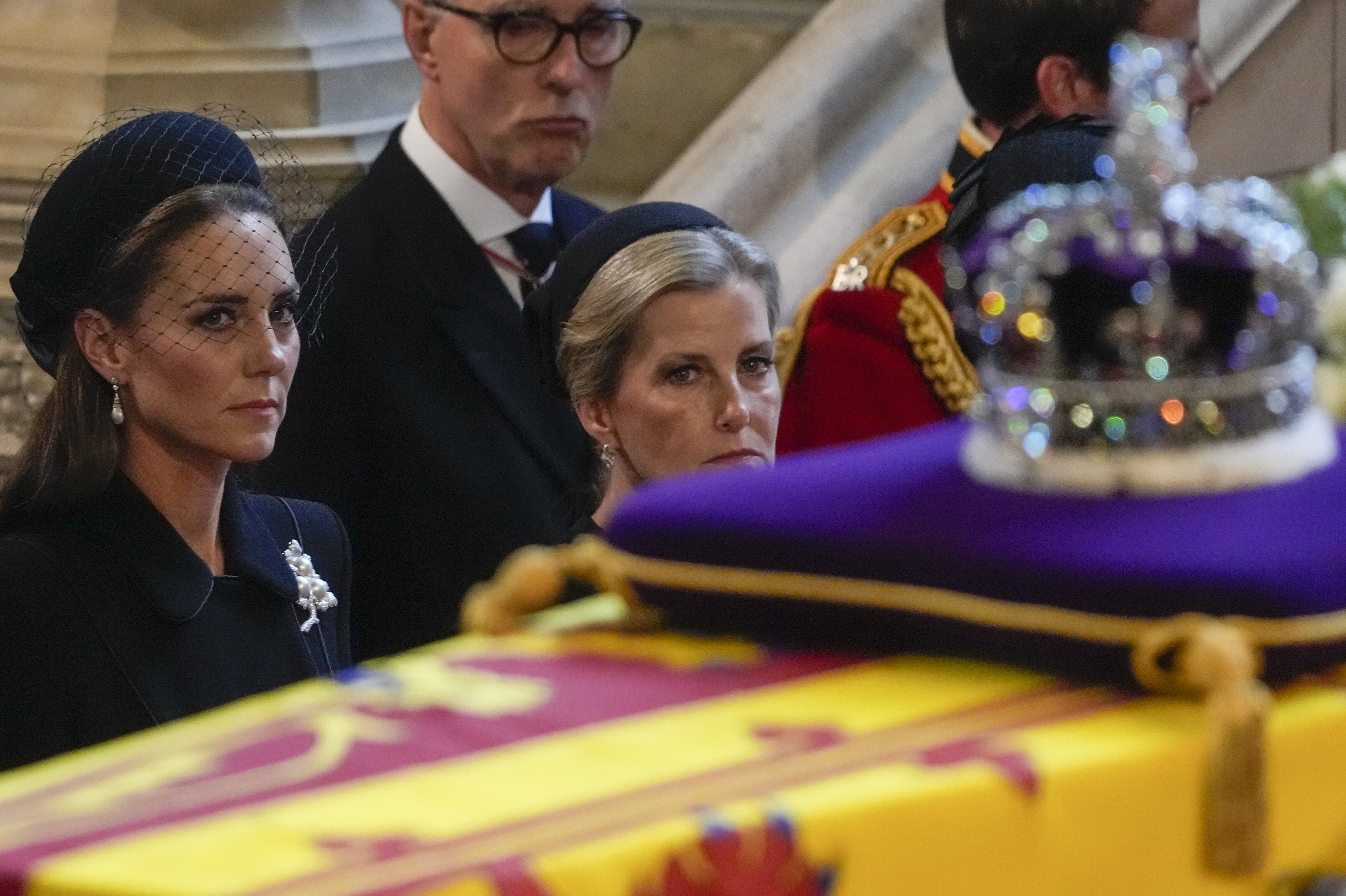 Catherine, Prinzessin von Wales, und Sophie, Gräfin von Wessex, beobachten den Sarg von Königin Elizabeth II., der mit einer königlichen Standarte und der Imperial State Crown geschmückt ist und am 14. September 2022 in London, Vereinigtes Königreich, in der Westminster Hall ankommt. | Quelle: Getty Images