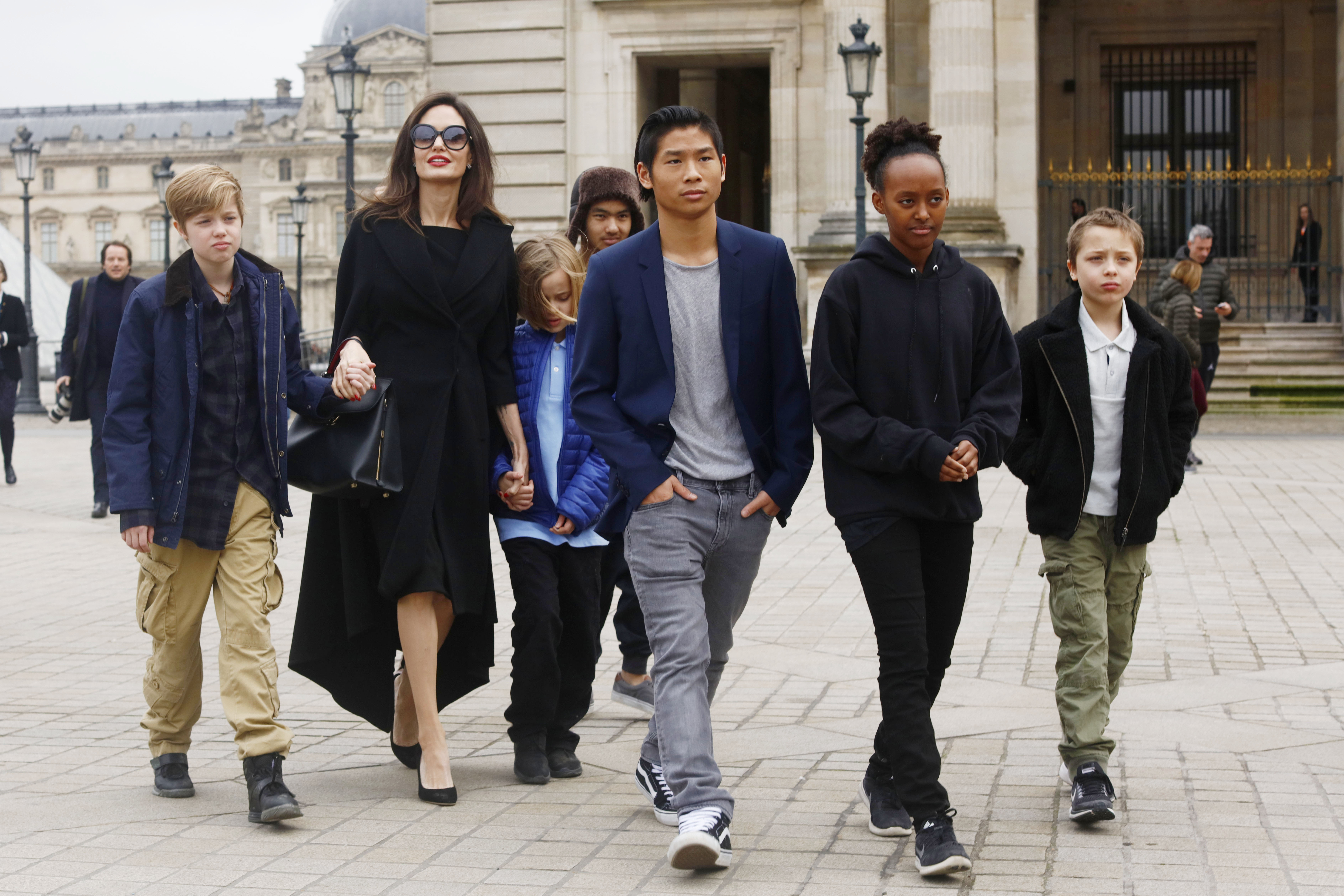 Angelina Jolie und ihre Kinder Shiloh, Maddox, Vivienne, Pax, Zahara und Knox besuchen am 30. Januar 2017 den Louvre in Paris, Frankreich. | Quelle: Getty Images