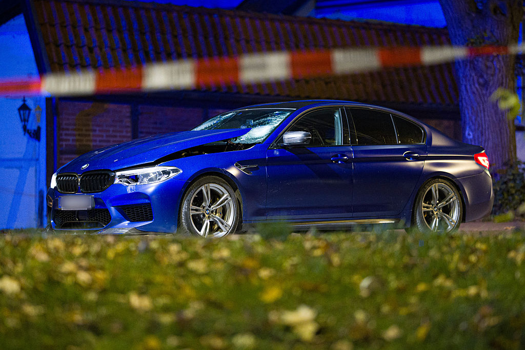 27 October 2026, Niedersachsen, Neustadt am Rübenberge: Ein BMW steht nachts am Ort eines Vorfalls in der Region Hannover. Einsatzkräfte hatten zuvor auf ein Auto geschossen, das in eine Menschengruppe gefahren war. | Quelle: Getty Images