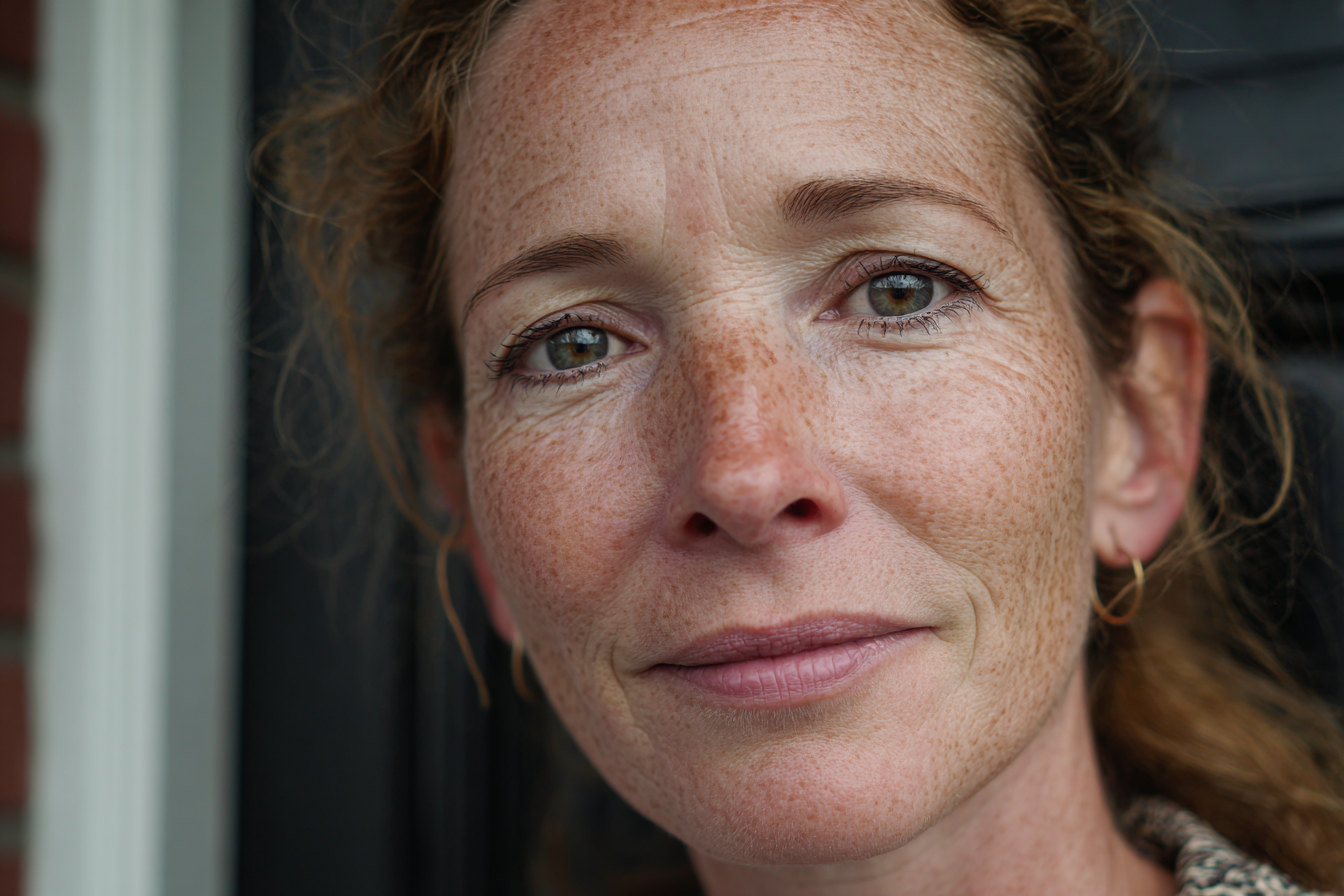 Eine Frau, die geradeaus schaut | Quelle: Midjourney