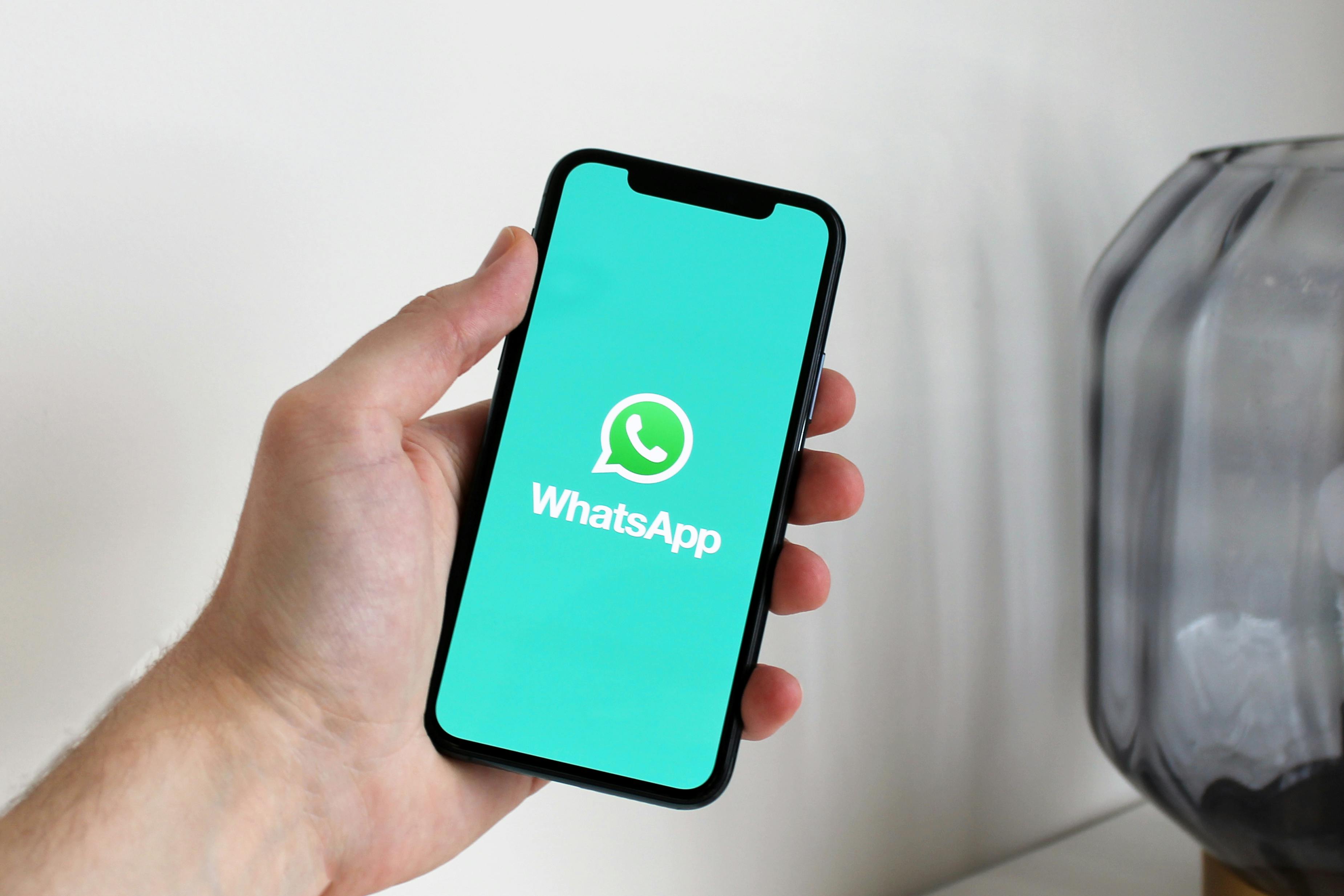 Eine Person öffnet WhatsApp auf einem Telefon | Quelle: Pexels