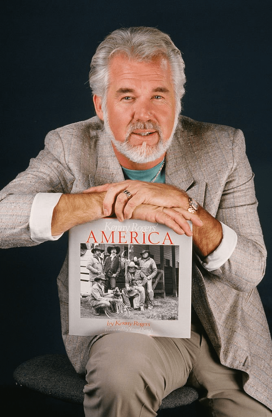 Country Music Sänger, Schauspieler und Fotograf Kenny Rogers, während einer 1986 Los Angeles Studio Foto Session. Rogers machte Werbung für seinen Start in der Fotografie und die Publikation seines Fotobuchs "America". | Quelle: Getty Images