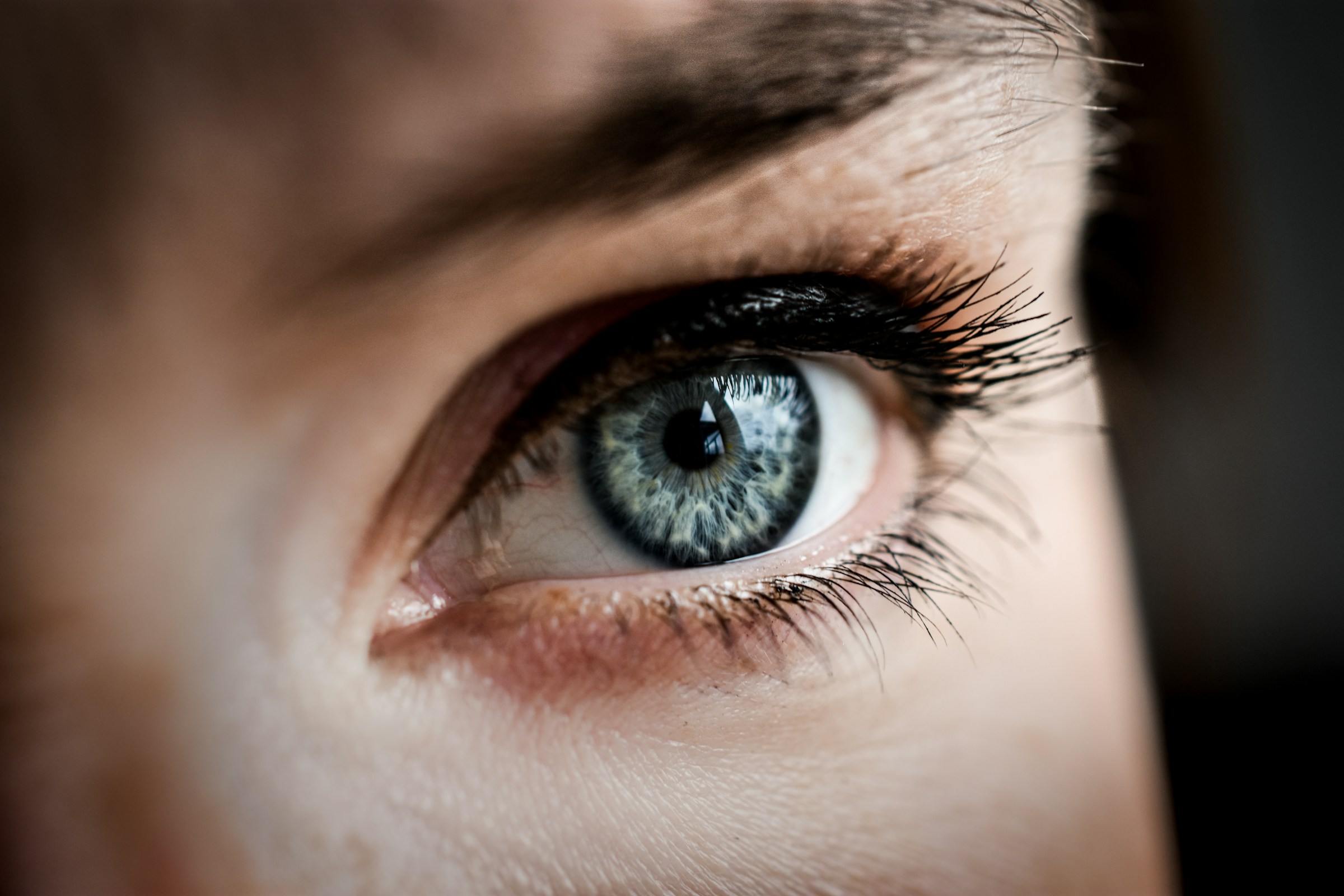 Eine Frau mit einem ängstlichen Blick in den Augen | Quelle: Unsplash