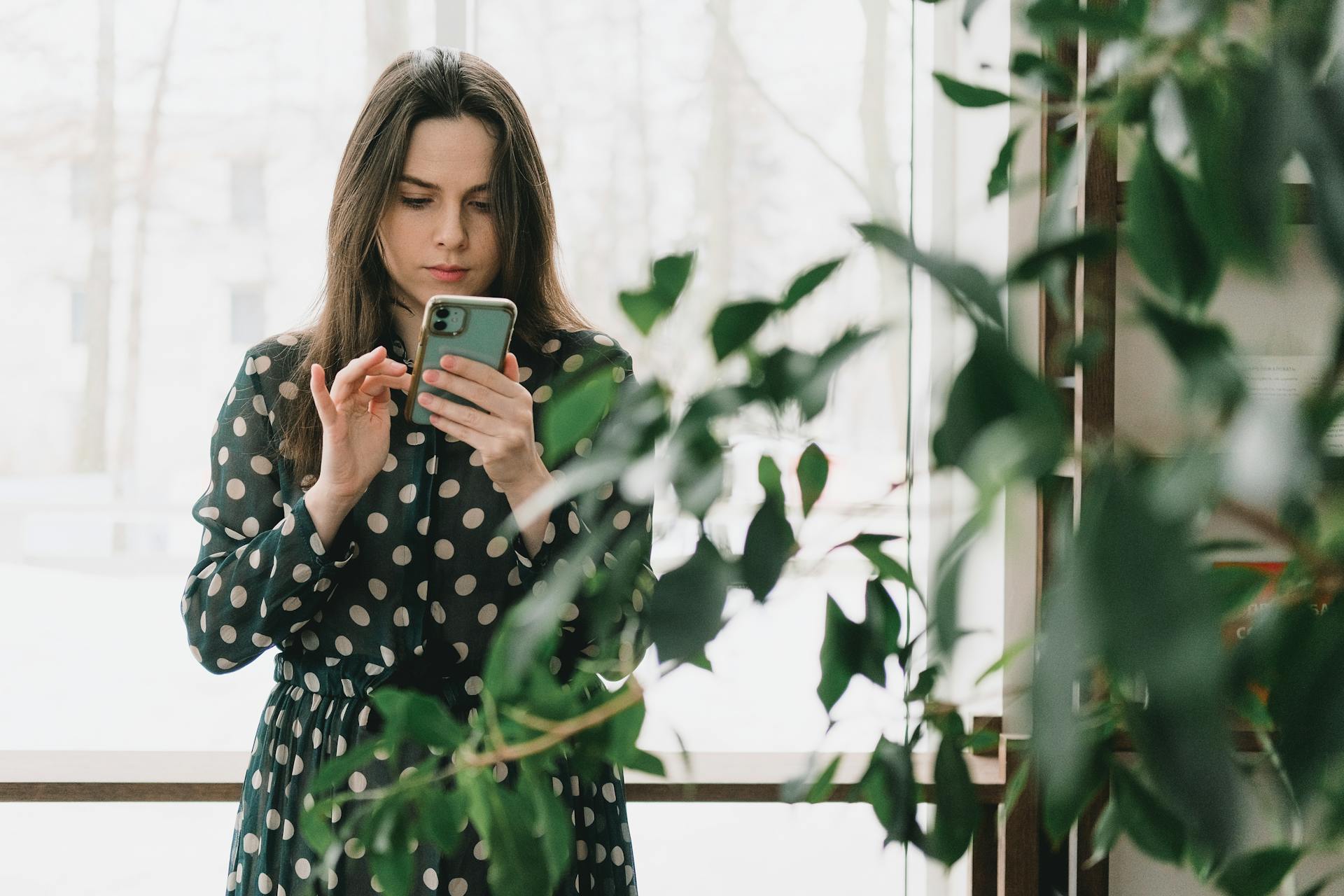 Eine Frau tippt einen Text auf ihrem Smartphone | Quelle: Pexels