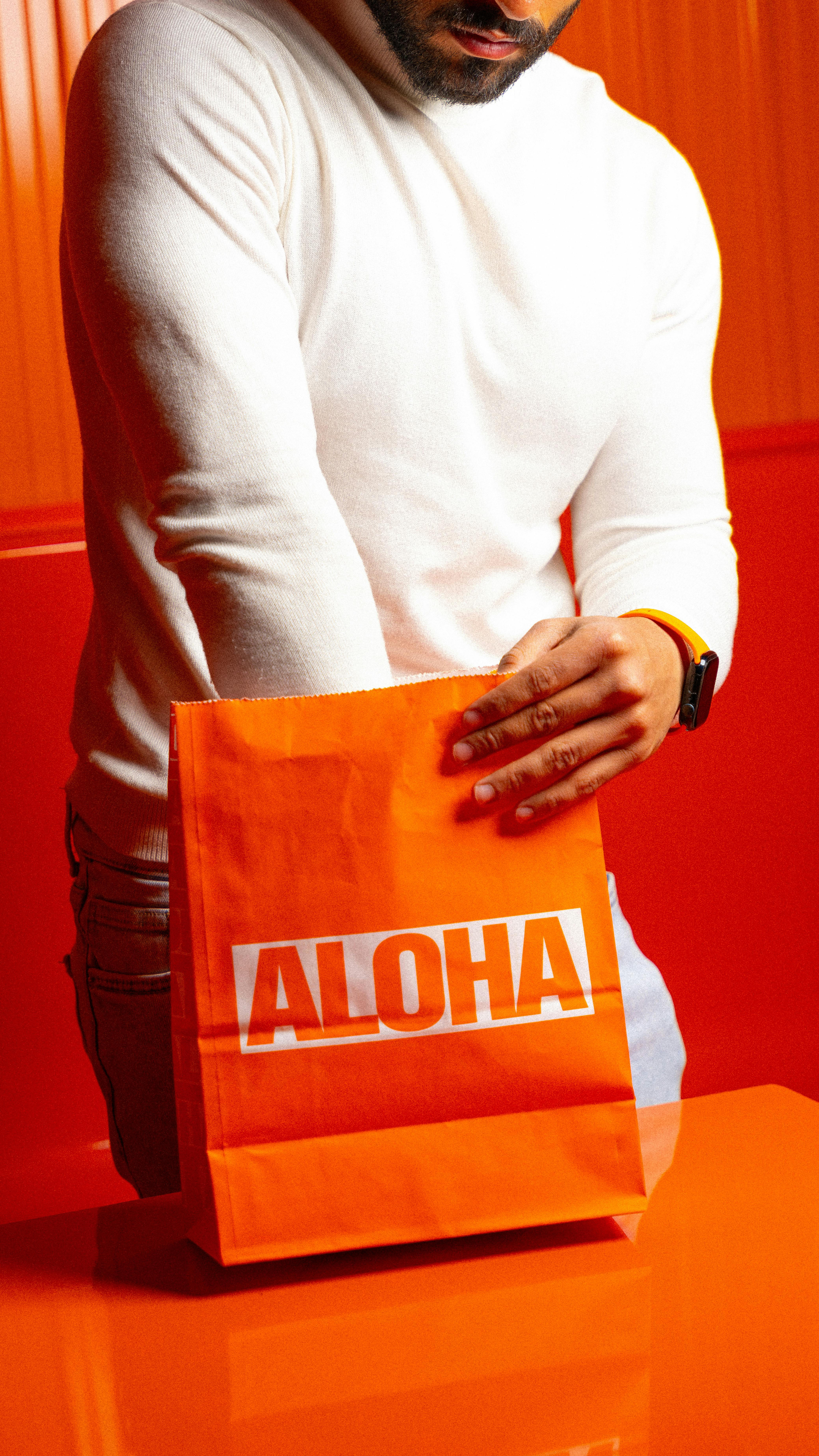 Ein Mann mit einer Tüte mit Lebensmitteln | Quelle: Pexels