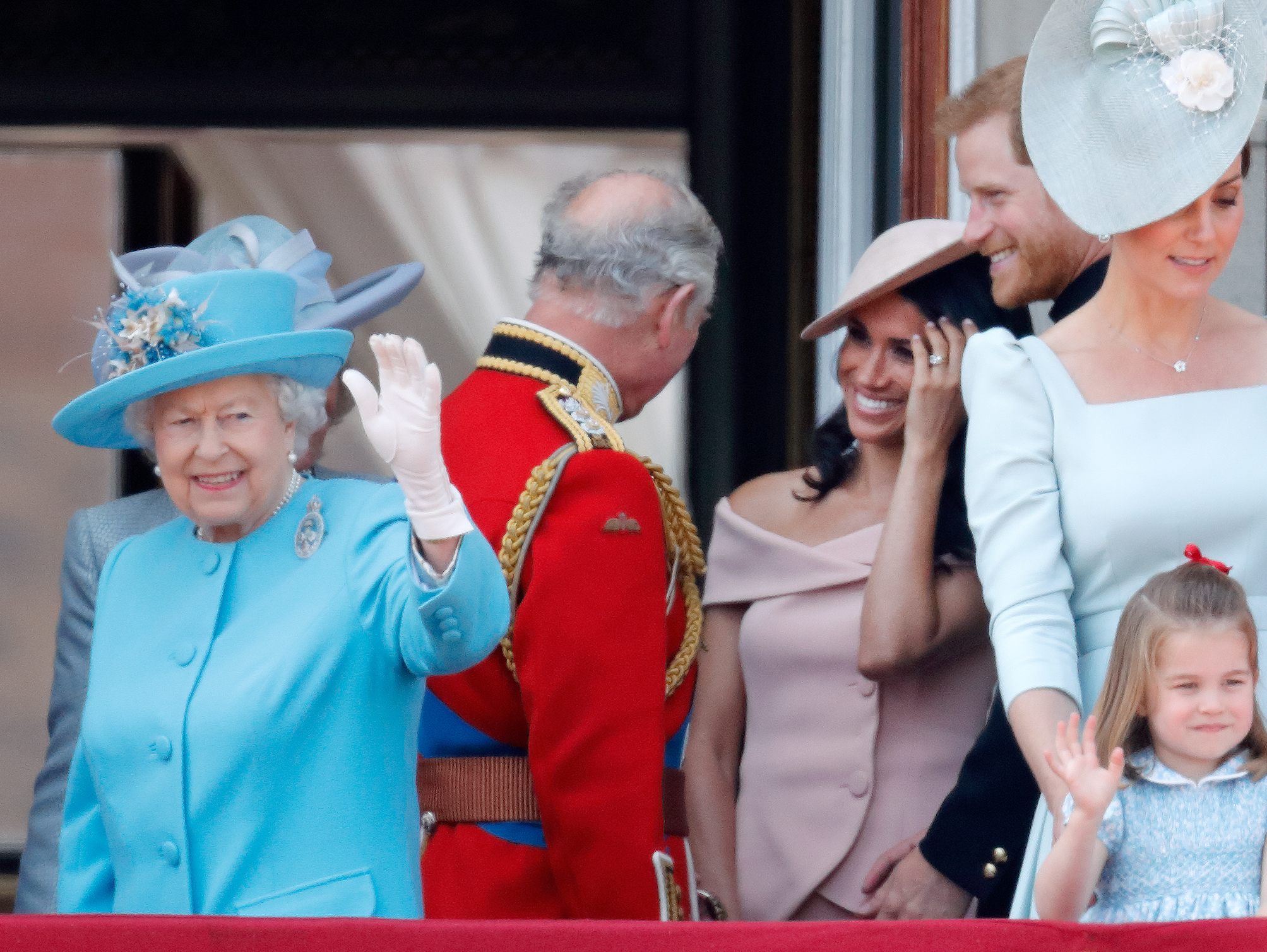 Königin Elizabeth II., Prinz (jetzt König) Charles mit Meghan Markle und Prinz Harry auf dem Balkon des Buckingham Palace während des Trooping The Colour 2018 am 9. Juni in London, England. | Quelle: Getty Images