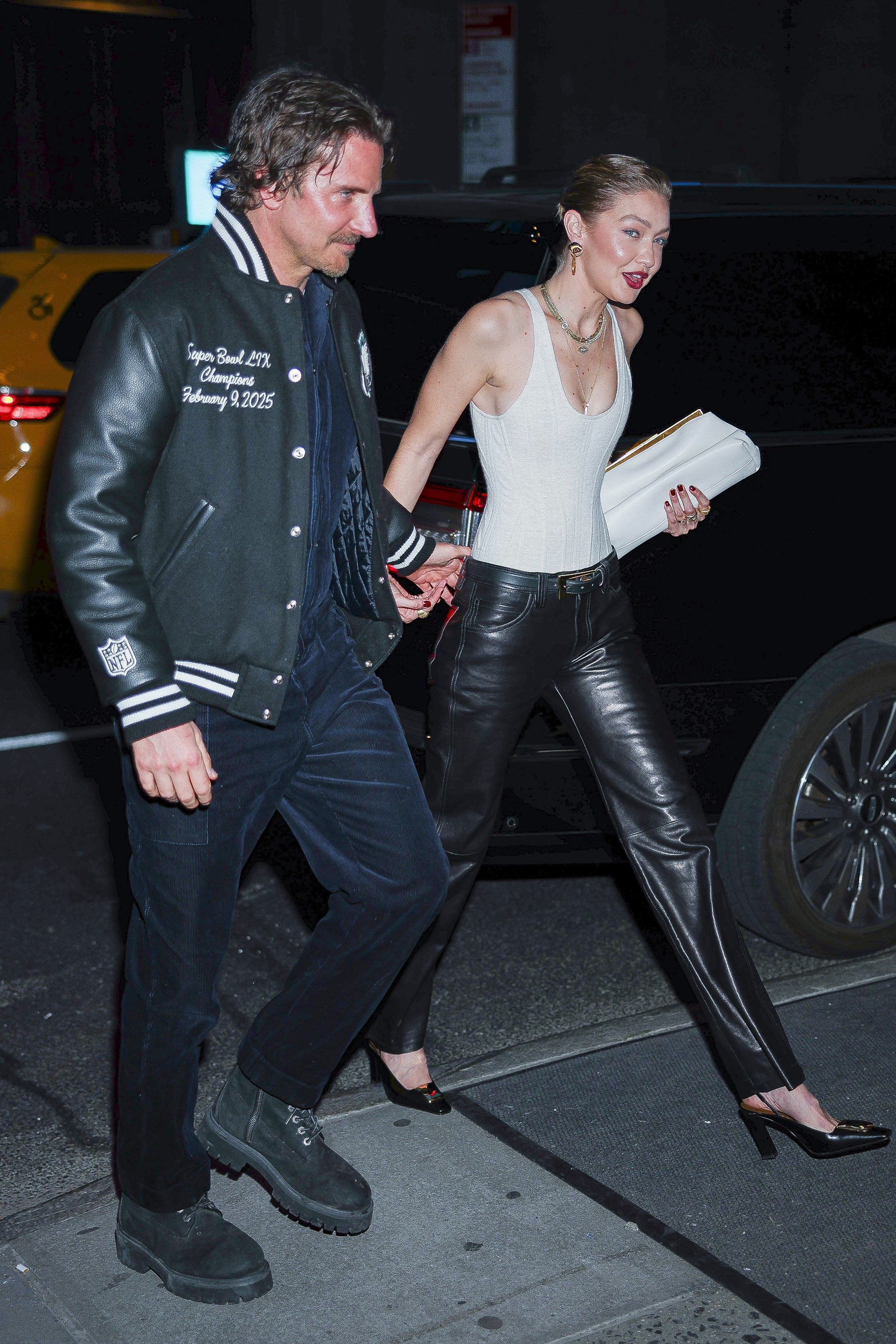 Bradley Cooper und Gigi Hadid wurden bei ihrem 30. Geburtstag im Le Chalet am 25. April 2025 in New York gesehen. | Quelle: Getty Images