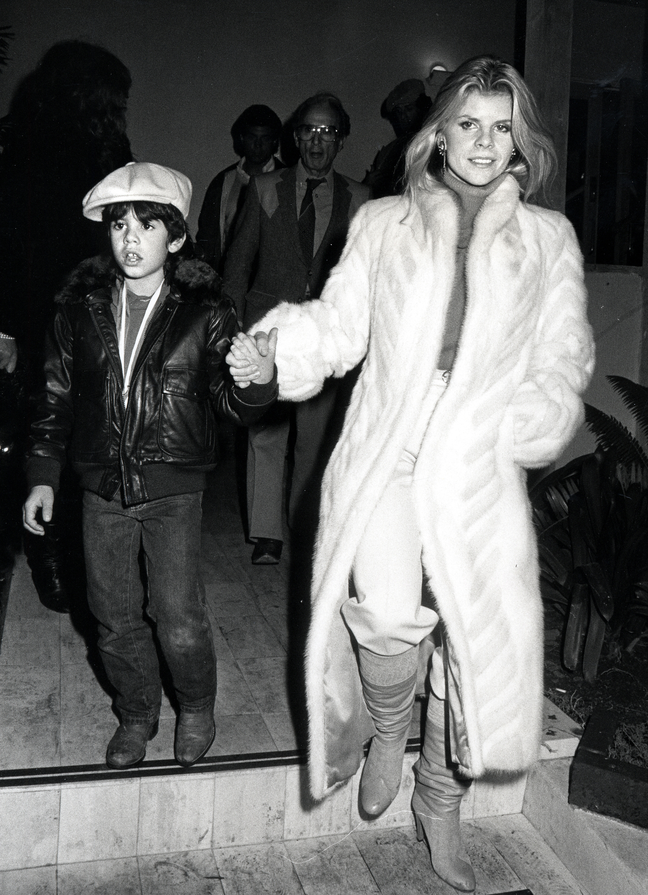 Der Junge und seine Mutter im Spago's Restaurant in Beverly Hills am 1. Dezember 1983 | Quelle: Getty Images