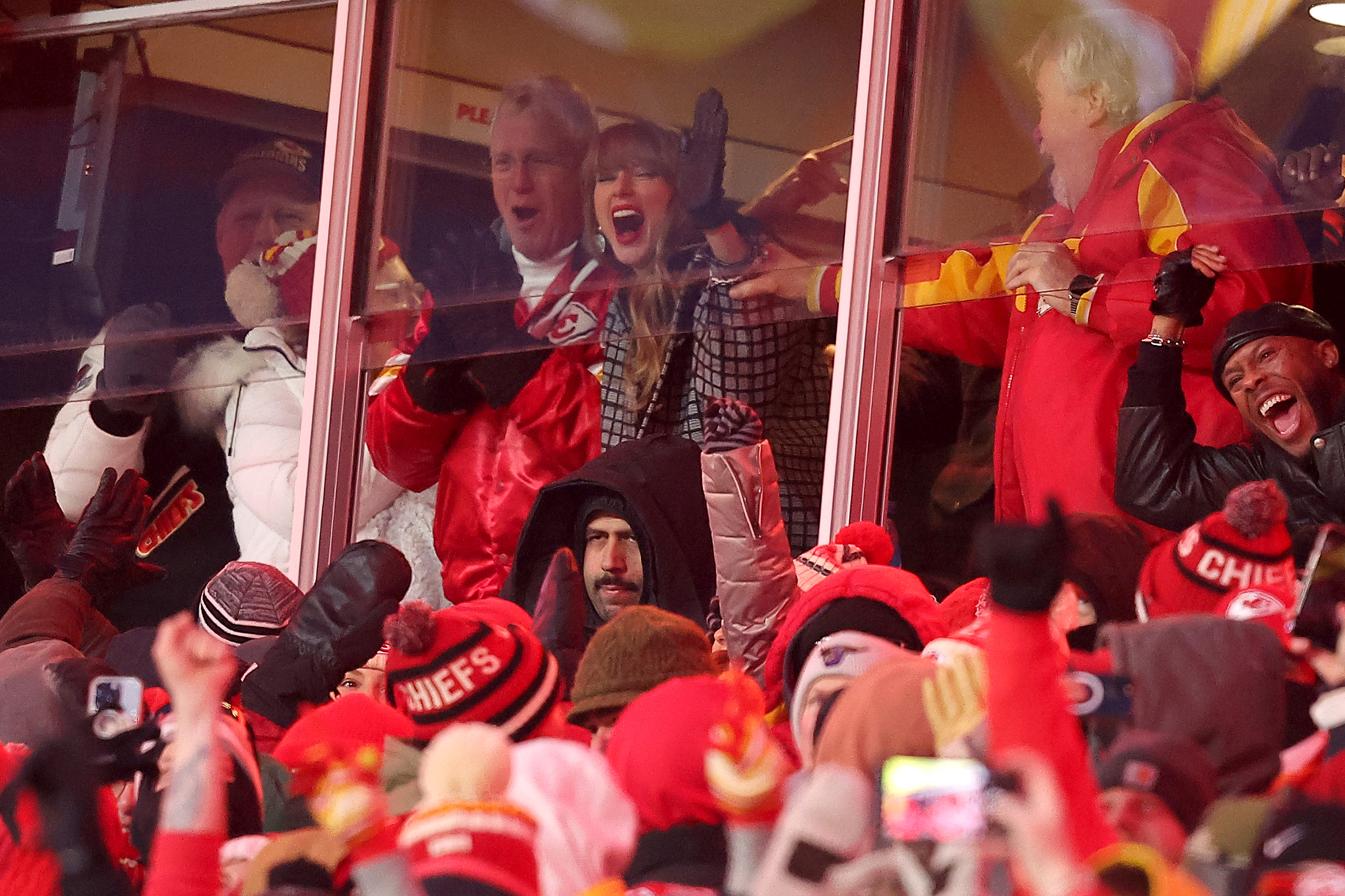 Die Singer-Songwriterin Taylor Swift feiert den Touchdown von Travis Kelce (87) von den Kansas City Chiefs gegen die Houston Texans während des vierten Viertels im AFC Divisional Playoff am 18. Januar 2025 in Kansas City, Missouri | Quelle: Getty Images