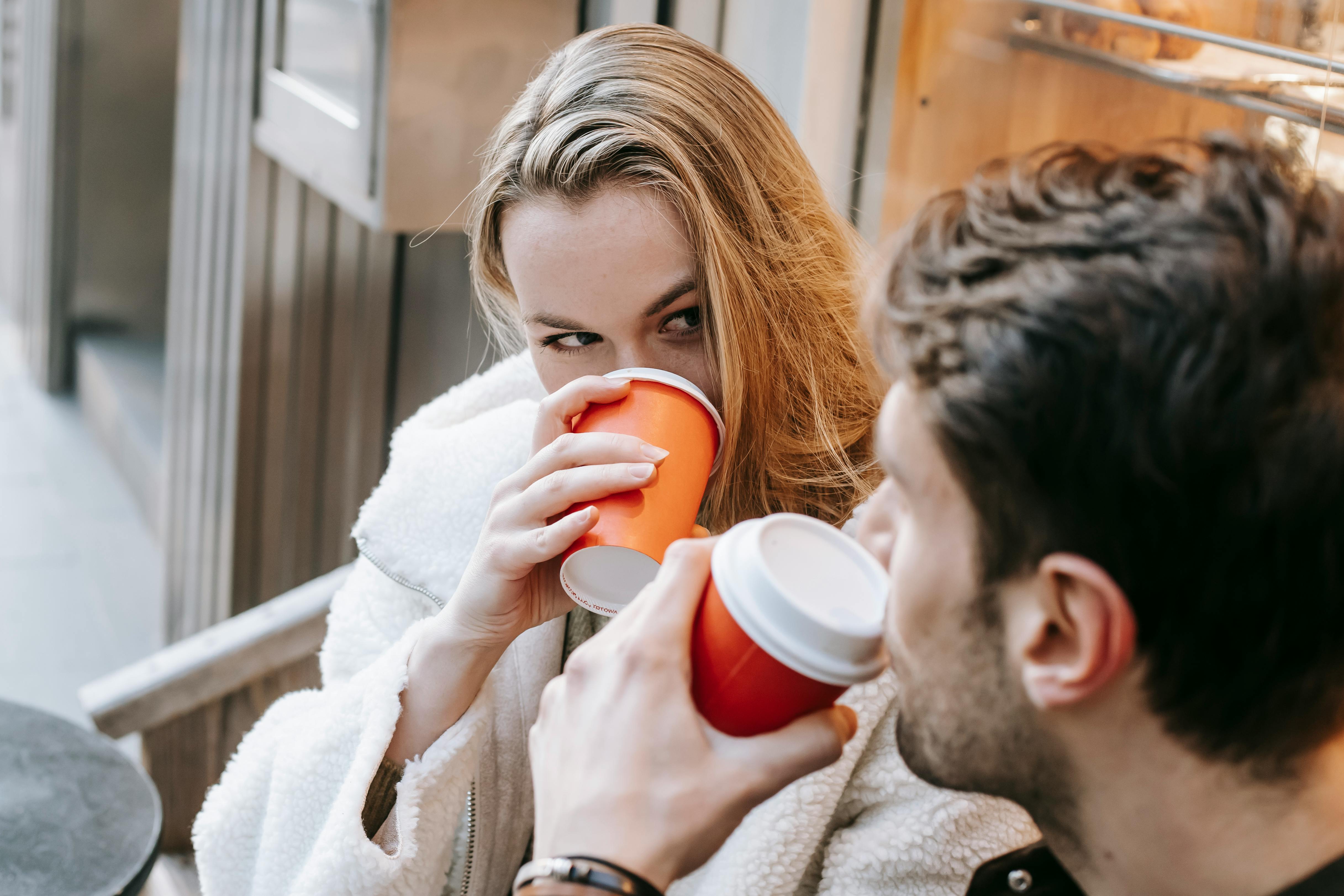 Ein Paar, das sich beim Kaffee in die Augen schaut | Quelle: Pexels