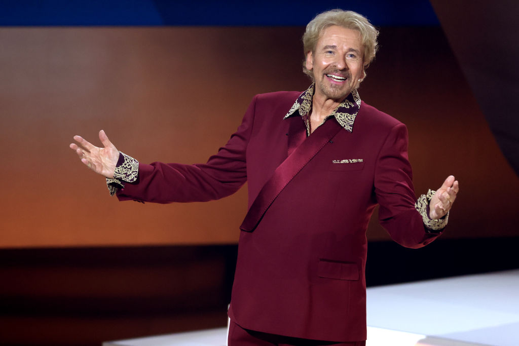 Thomas Gottschalk spricht am 25. November 2023 in Offenburg während der Fernsehsendung „Wetten, Dass …?“ auf der Bühne | Quelle: Getty Images