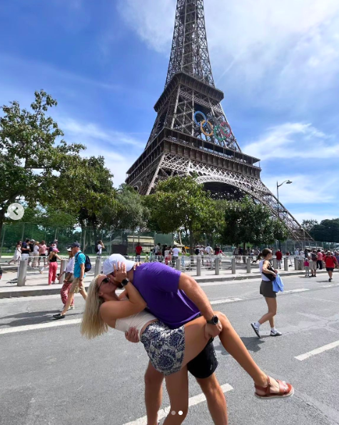 Payton Otterdahl und Maddy Nilles teilen einen leidenschaftlichen Kuss an ihrem Verlobungstag, gepostet am 4. August 2024 | Quelle: Instagram/p.train_throws und maddynilles27