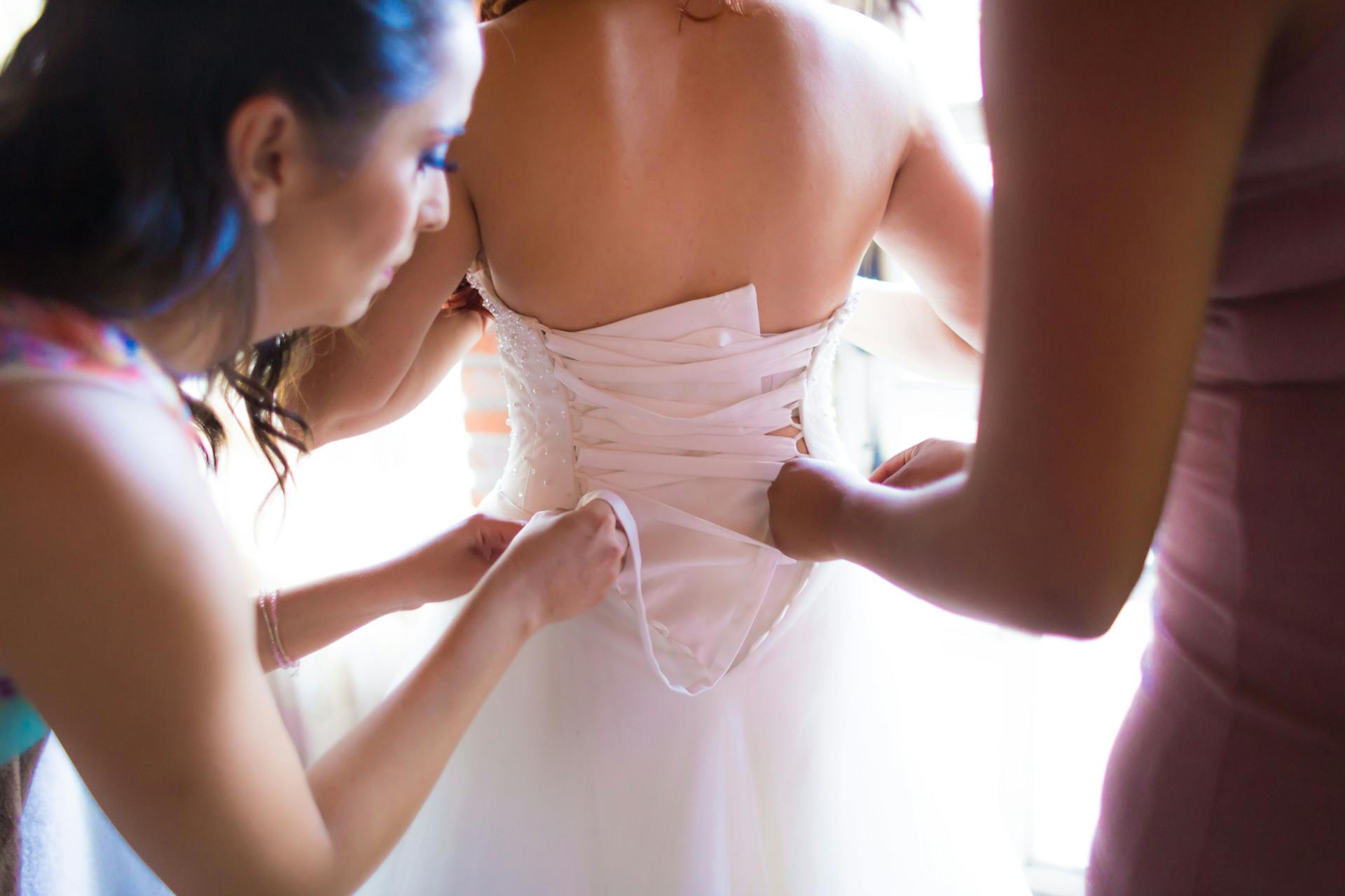 Eine Braut beim Ankleiden | Quelle: Pexels