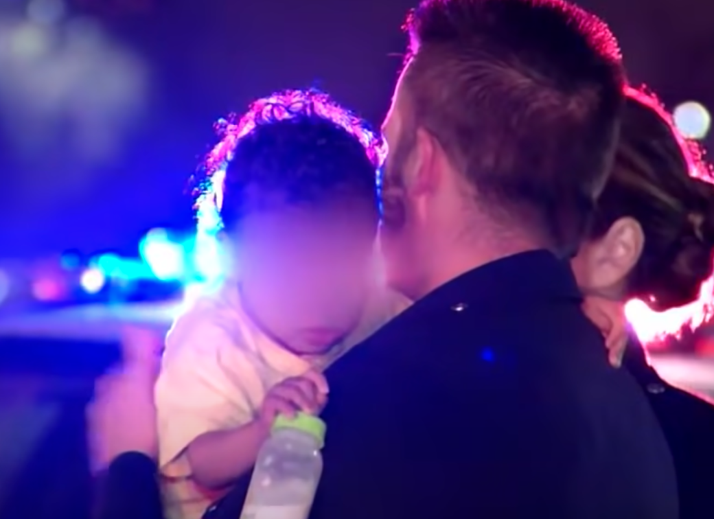 Polizist tröstet ein Baby, nachdem seine Mutter vom Unfallort geflohen ist und ihn zurückgelassen hat | Quelle: Youtube/Inside Edition