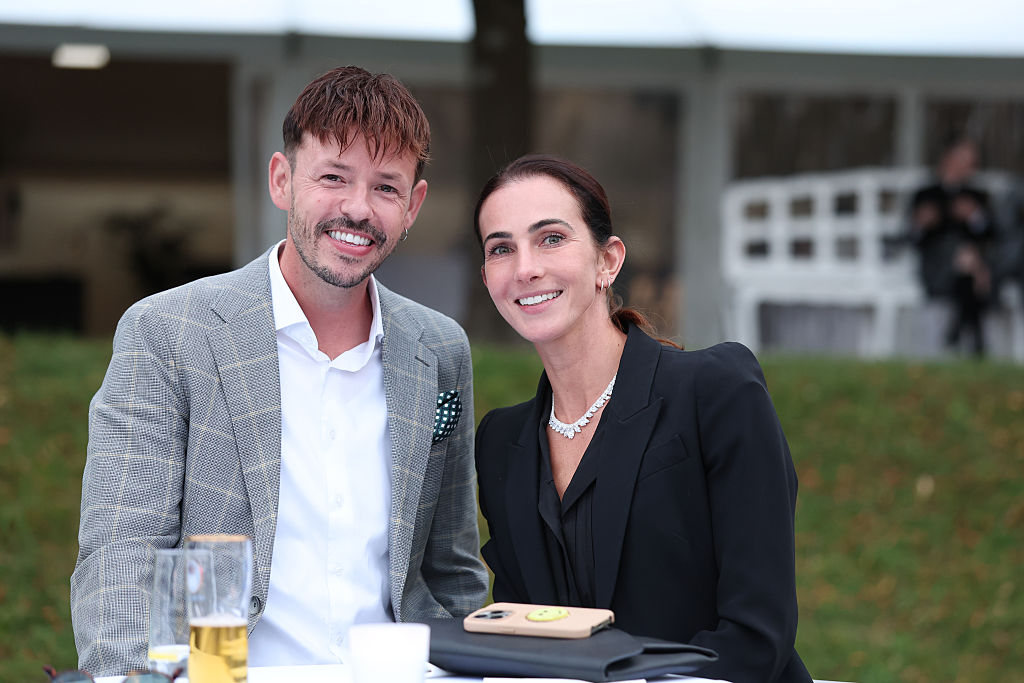 Michael James Murphy und Lisa Müller nehmen am 21. Juli 2026 am Sommerempfang des Bayerischen Landtags im Schloss Schleißheim in Oberschleißheim bei München teil. | Quelle: Getty Images