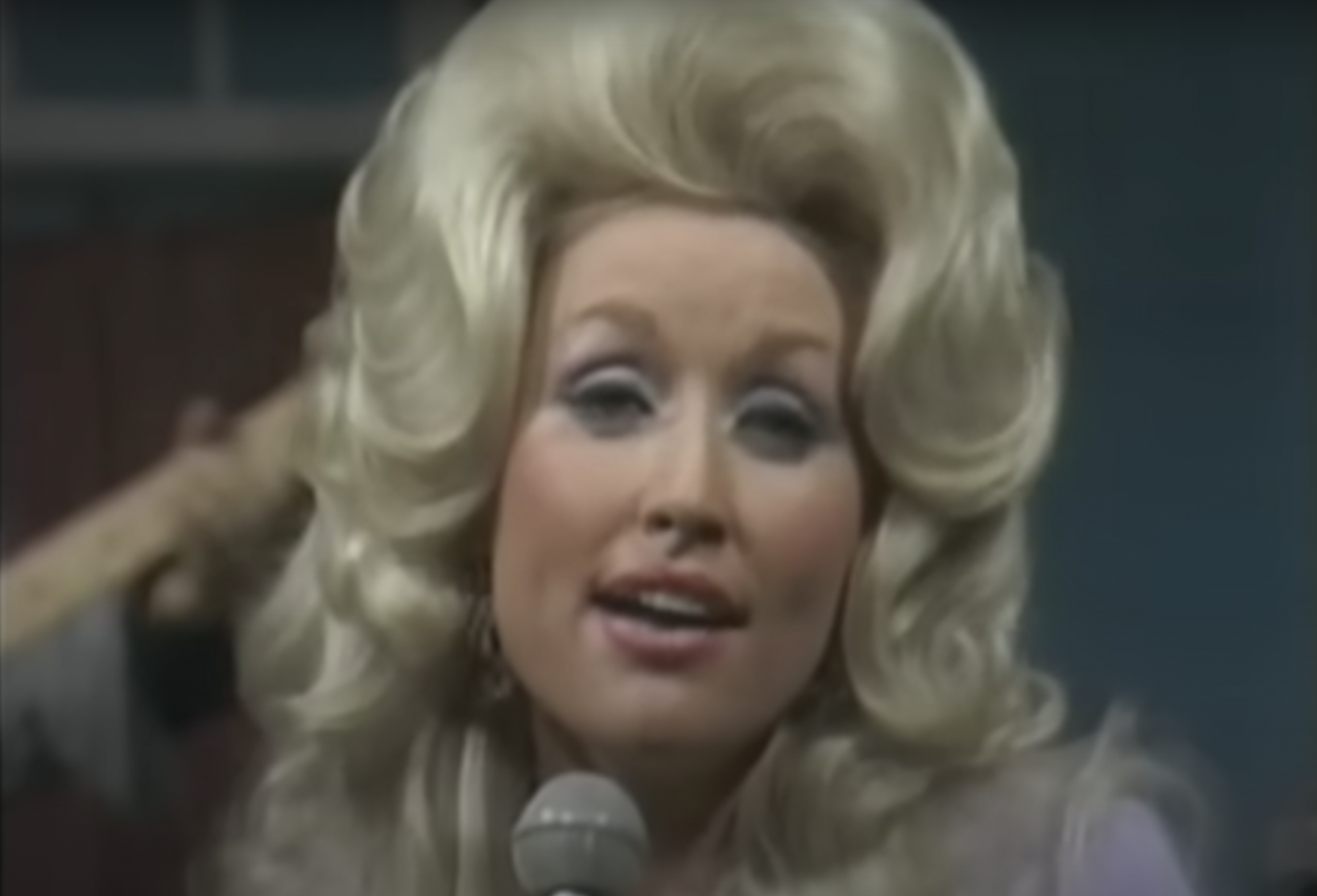 Dolly Parton performt "I Will Always Love You" live, gepostet am 7. Dezember 2021 | Quelle: YouTube/ShoutFactoryVEVO