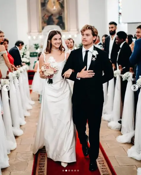 Barbara Palvin und Dylan Sprouse an ihrem Hochzeitstag. | Quelle: Instagram/vogueweddings/barbarapalvin