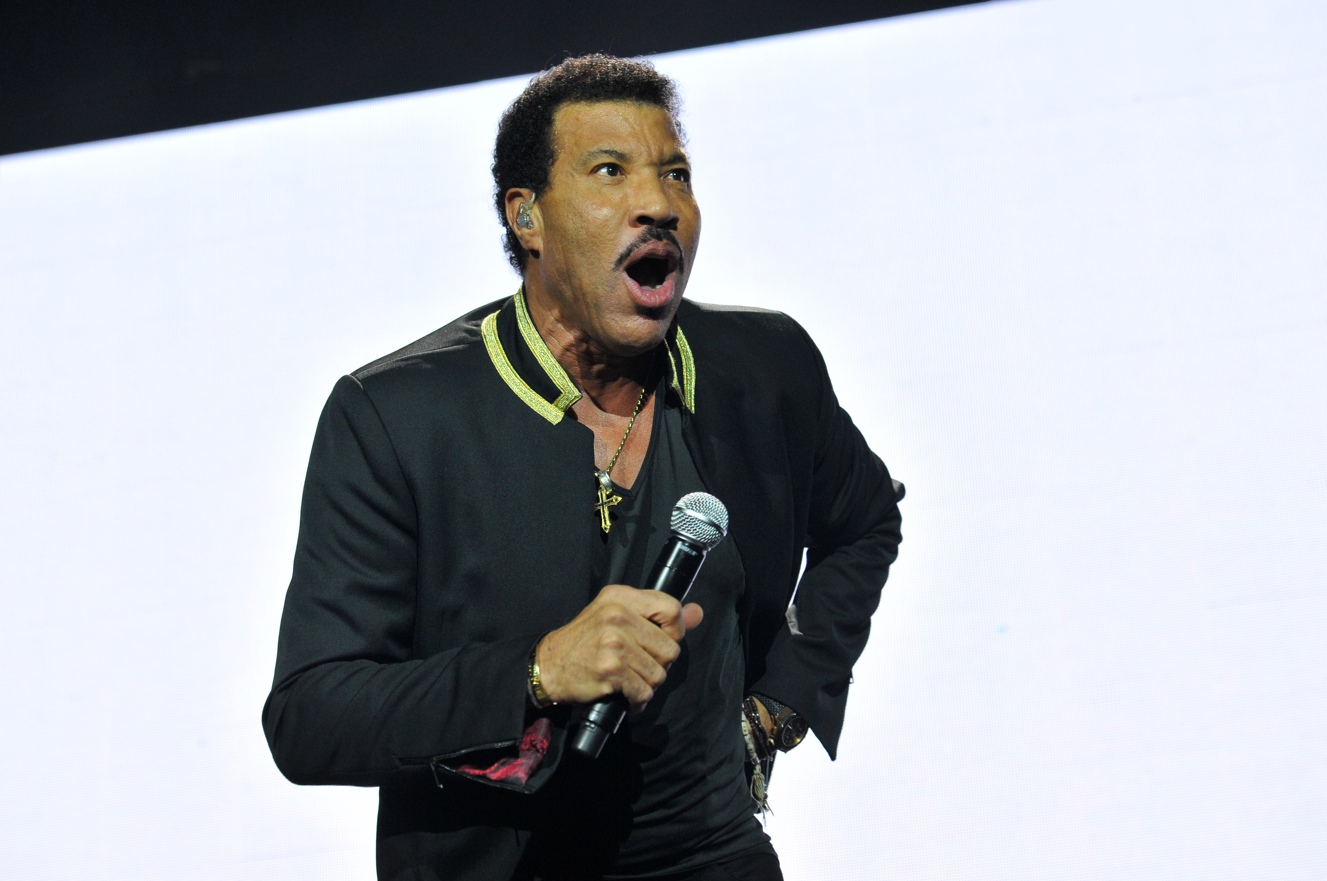 Richie tritt 2016 in London auf – Jahre bevor seine aktuelle Tournee Bedenken hinsichtlich seines Gesundheitszustands aufkommen ließ. Im August 2026 brauchte er im „The Muny“ einen Stuhl, während er sein letztes Lied sang. | Quelle: Getty Images