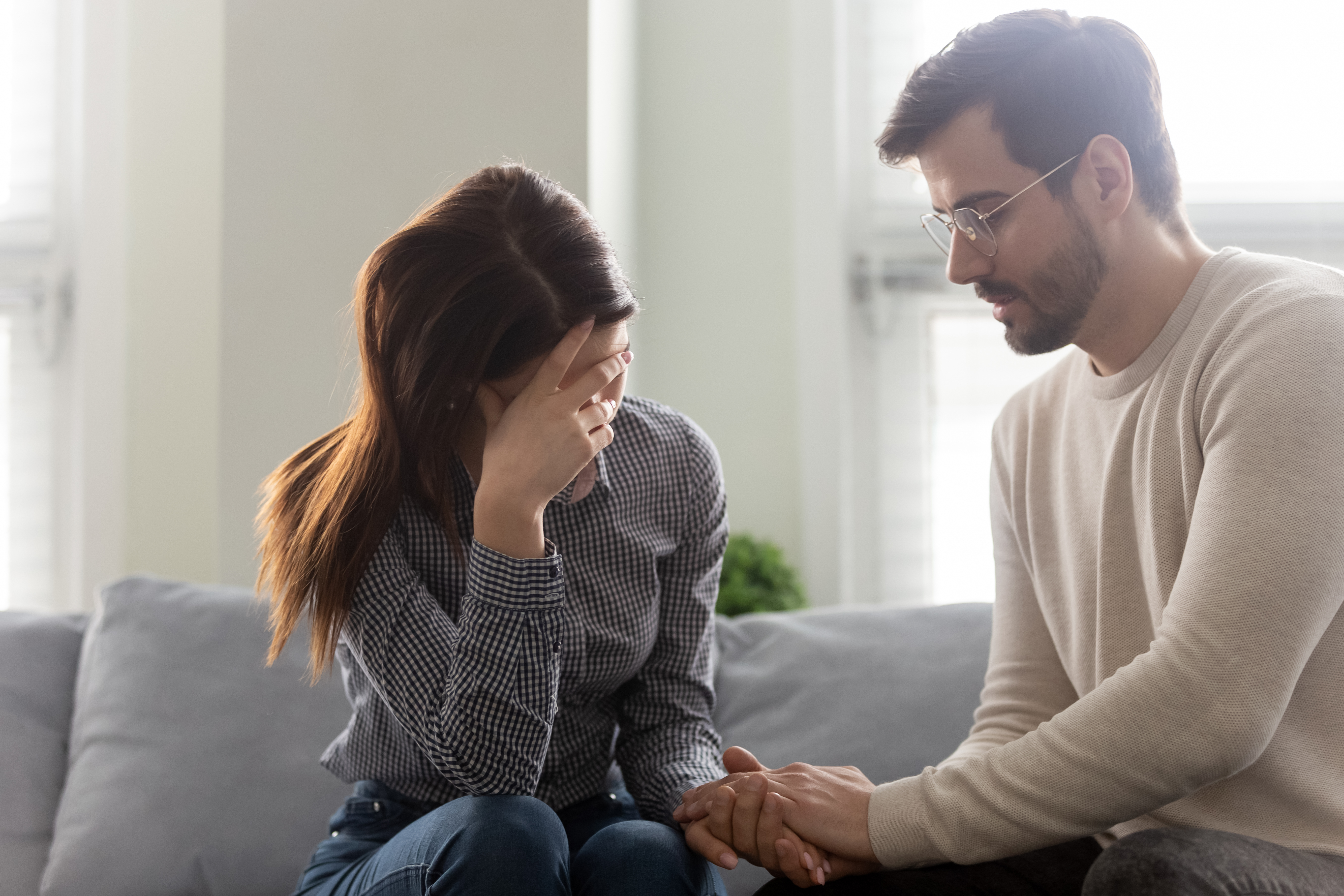 Ehemann tröstet seine depressive Frau | Quelle: Shutterstock