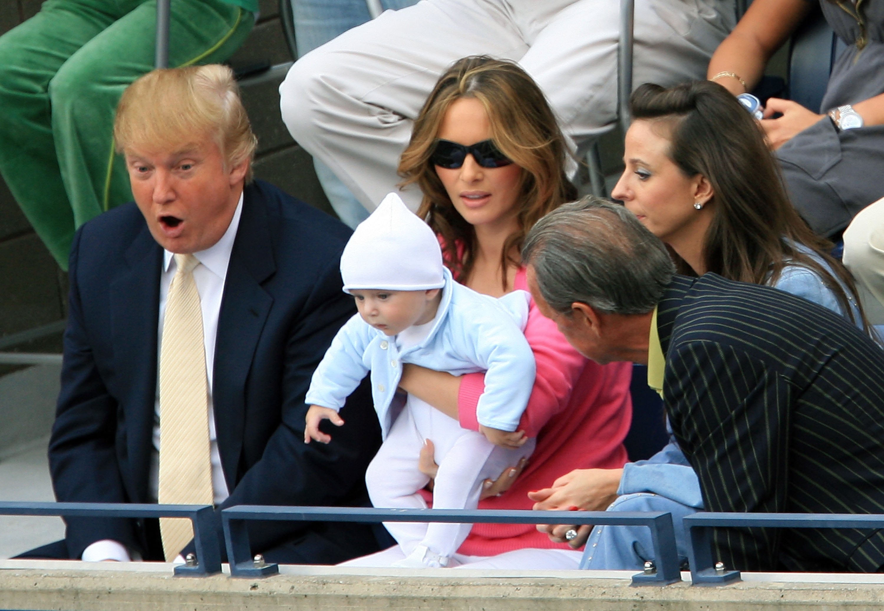 Donald und Melania mit ihrem Sohn Barron während der U.S. Open am 10. September 2006 in New York. | Quelle: Getty Images