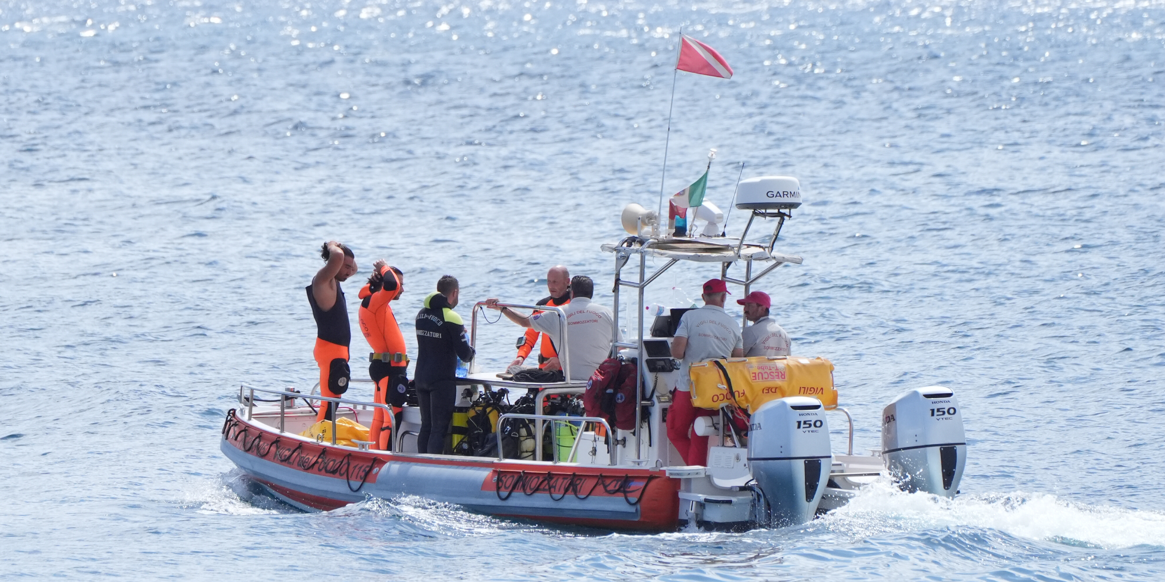 Rettungskräfte sind auf See, nachdem die Luxusyacht Bayesian vor der Küste Siziliens gesunken ist | Quelle: Getty Images