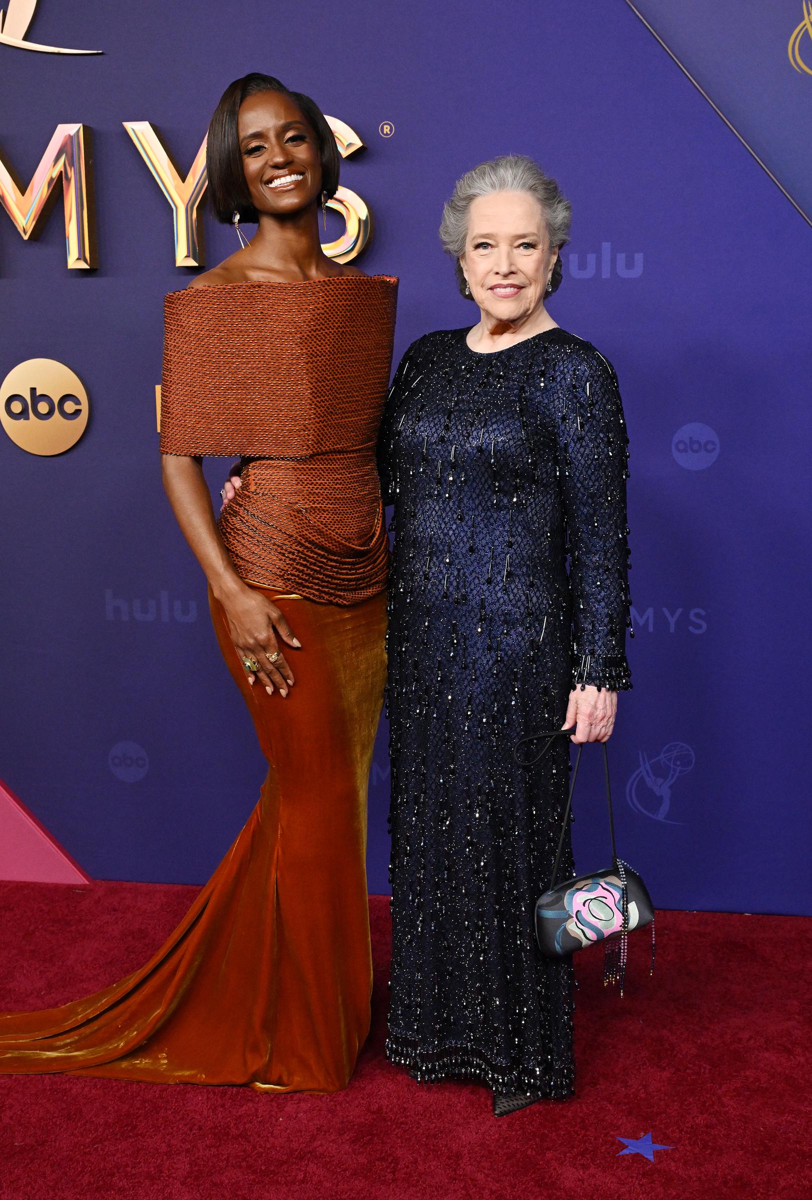 Skye P. Marshall und Kathy Bates. | Quelle: Getty Images