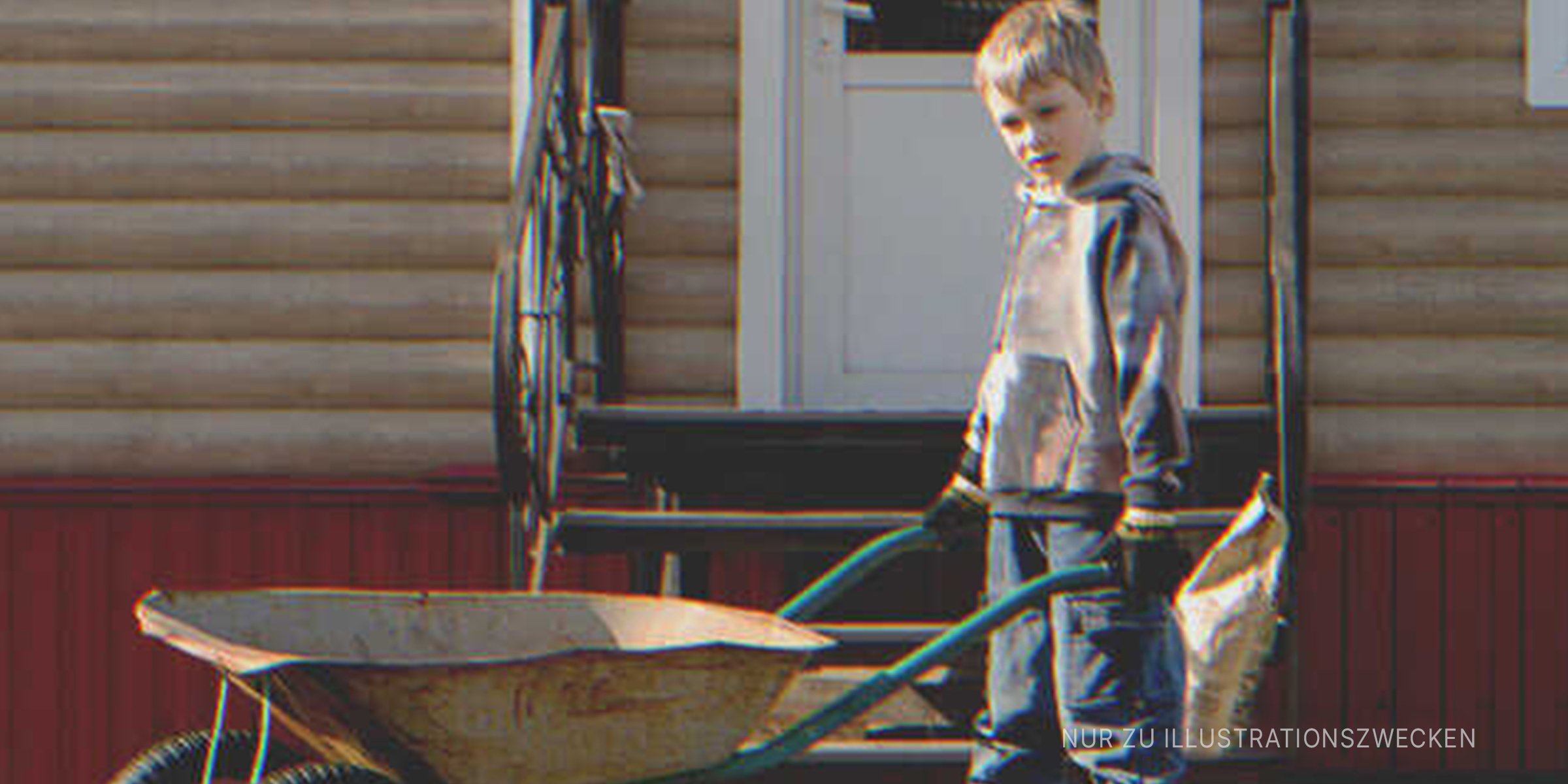 Junge mit Schubkarre | Quelle: Shutterstock