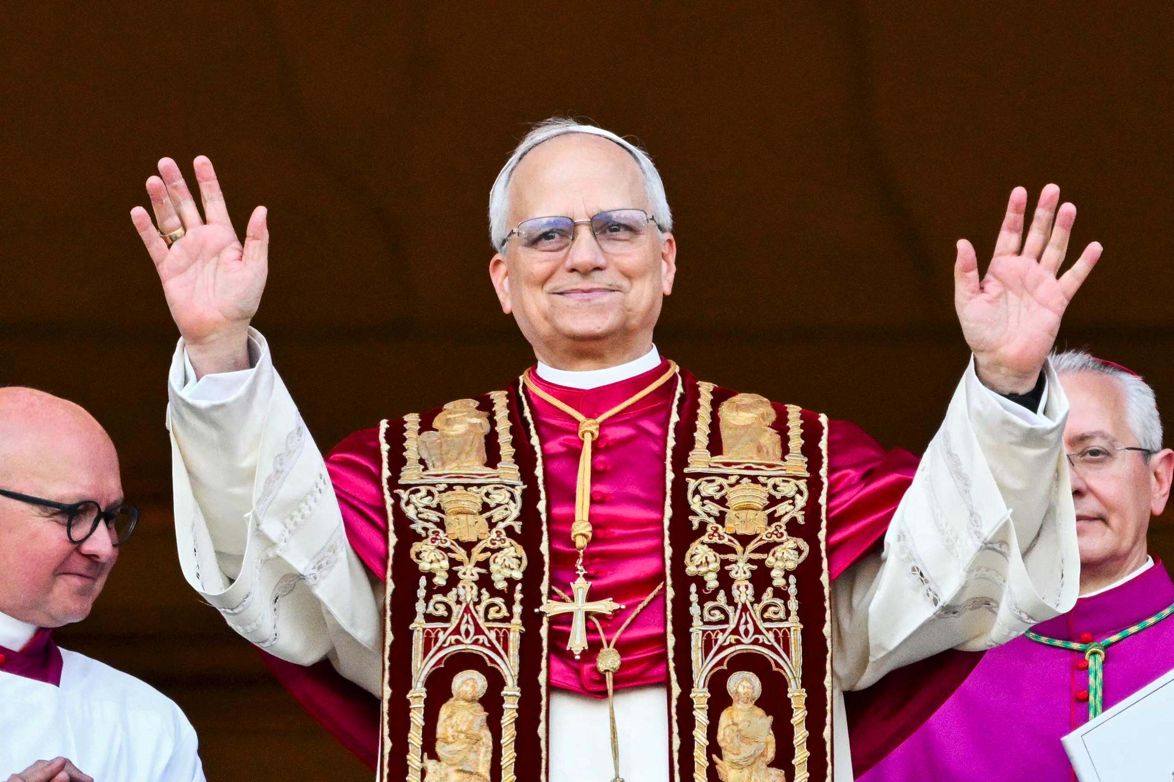 Papst Leo kommt zum ersten Mal auf der zentralen Loggia des Petersdoms an, nachdem die Kardinäle das Konklave im Vatikan am 8. Mai 2025 beendet haben. | Quelle: Getty Images