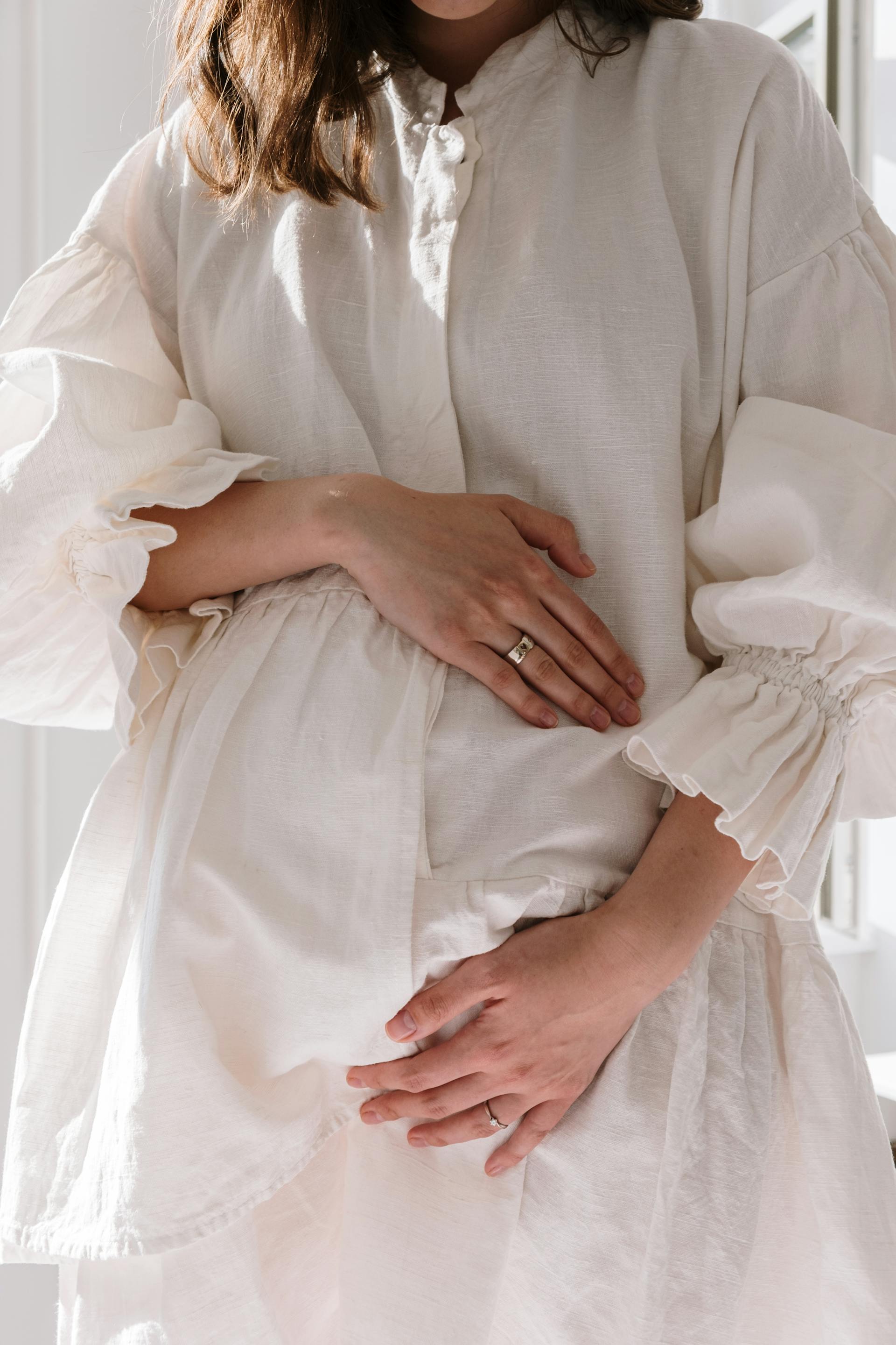 Eine schwangere Frau, die ihren Bauch hält | Quelle: Pexels