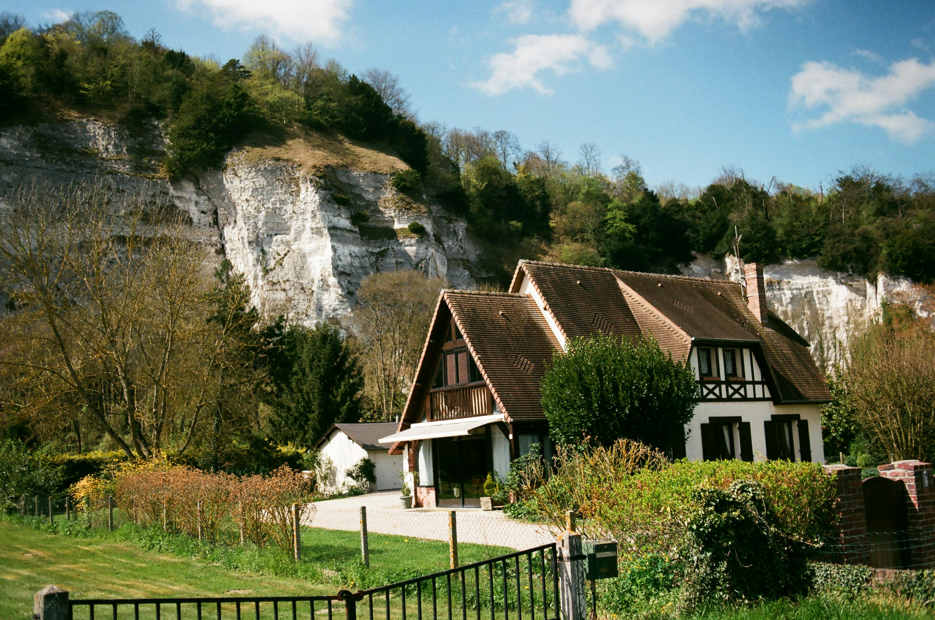 Ein Haus in der Nähe der Berge auf dem Lande | Quelle: Pexels