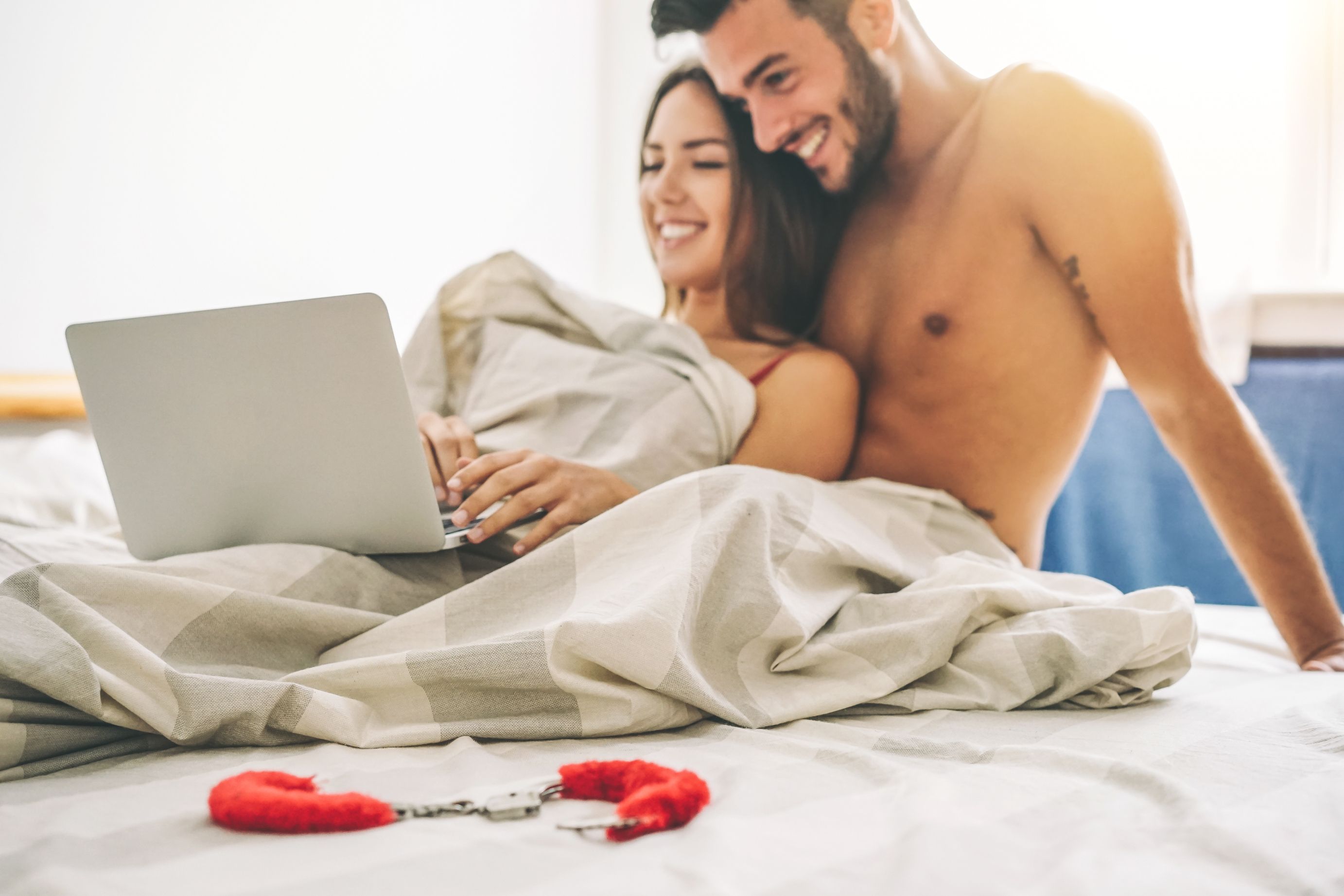 Ein Mann und eine Frau im Bett. | Quelle: Shutterstock