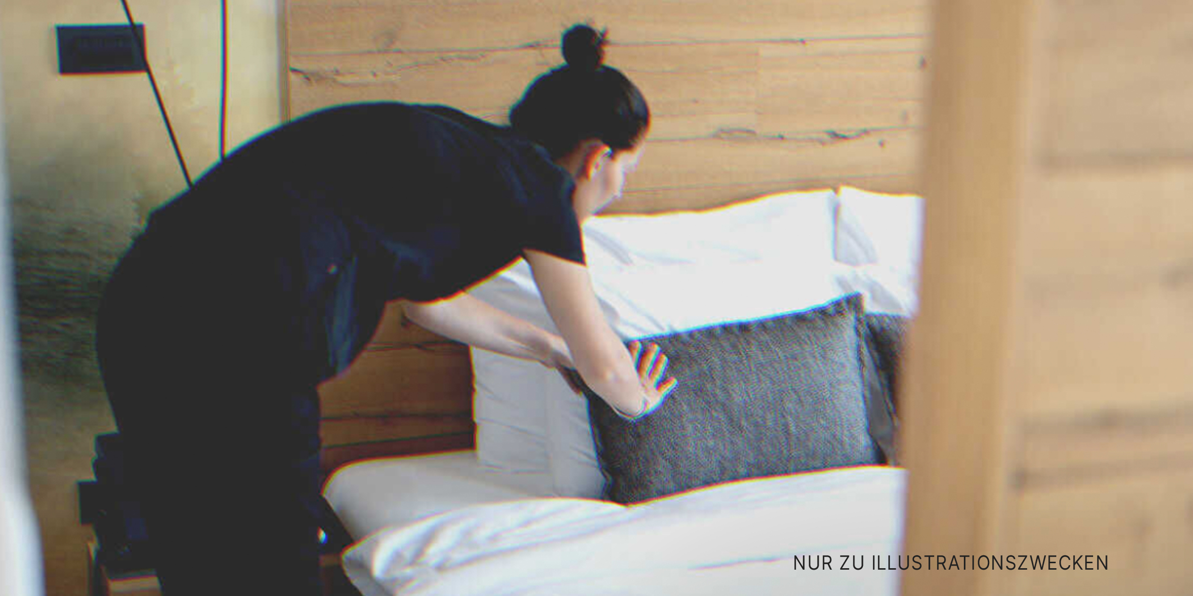 Eine Haushälterin macht das Bett | Quelle: Getty Images