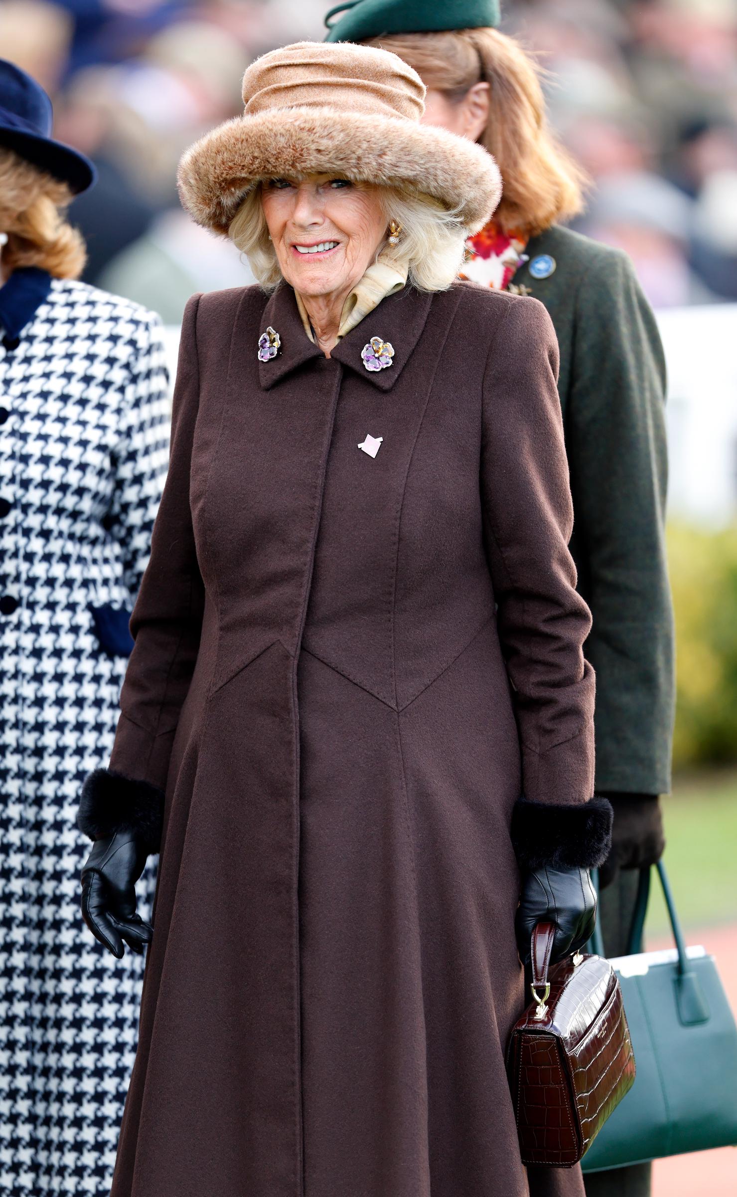 Königin Camilla am zweiten Tag des Cheltenham Festivals 2025 auf dem Cheltenham Racecourse, am 12. März 2025 | Quelle: Getty Images