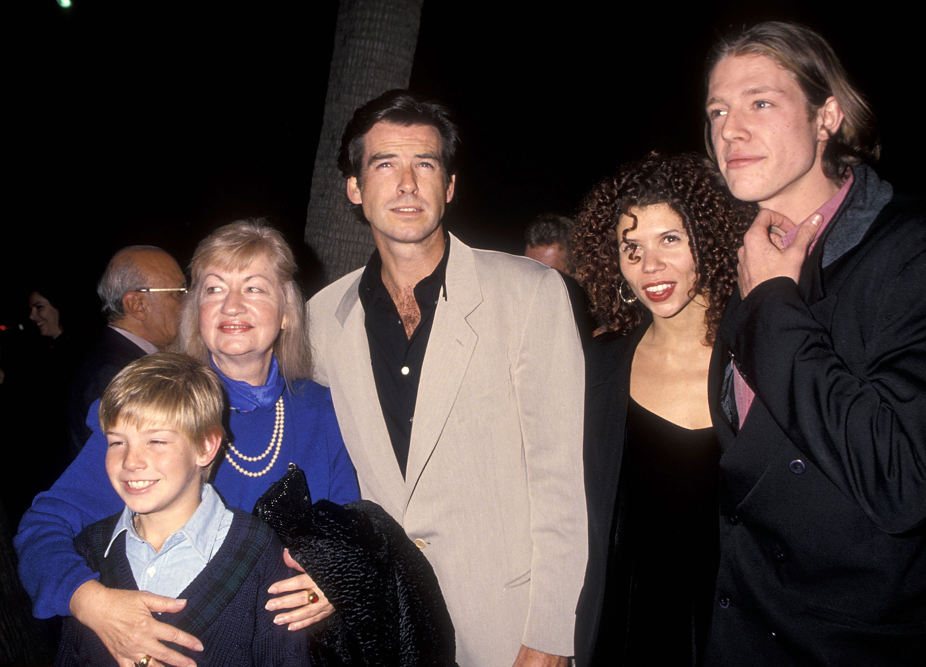 Pierce Brosnan, Christopher Brosnan und Sean Brosnan bei der Premiere von "Mrs. Doubtfire" am 22. November 1993 in Beverly Hills, Kalifornien. | Quelle: Getty Images