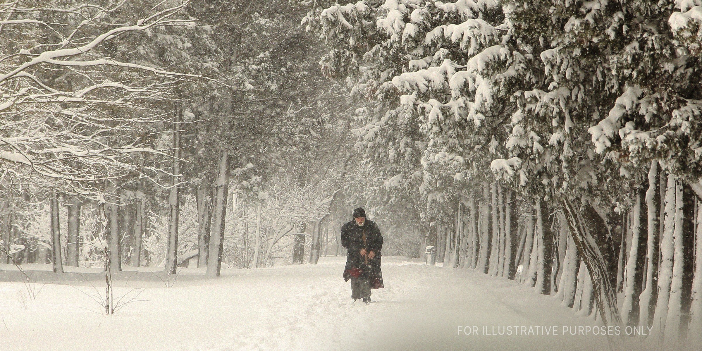 Älterer Mann beim Spaziergang an einem verschneiten Tag | Quelle: Getty Images