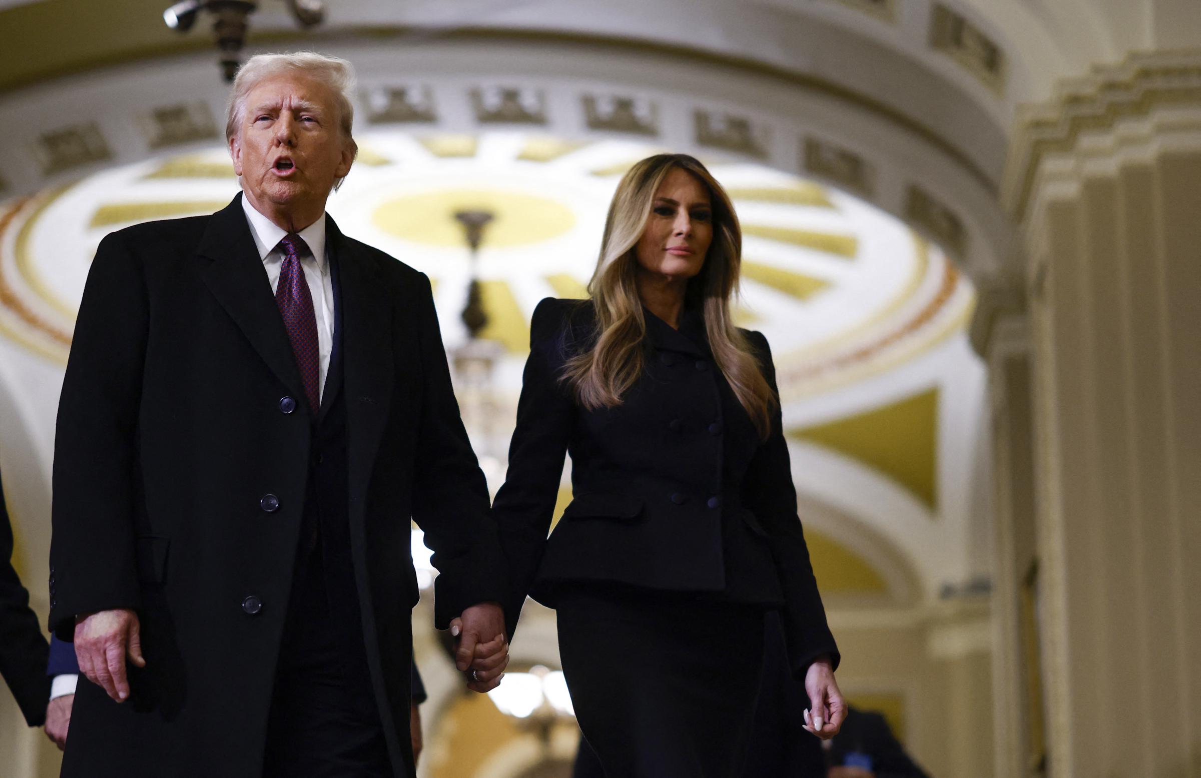 Donald und Melania Trump erweisen dem ehemaligen Präsidenten Jimmy Carter vor dem mit einer Flagge bedeckten Sarg in der Rotunde des US-Kapitols in Washington, DC, am 8. Januar 2025 die Ehre. | Quelle: Getty Images