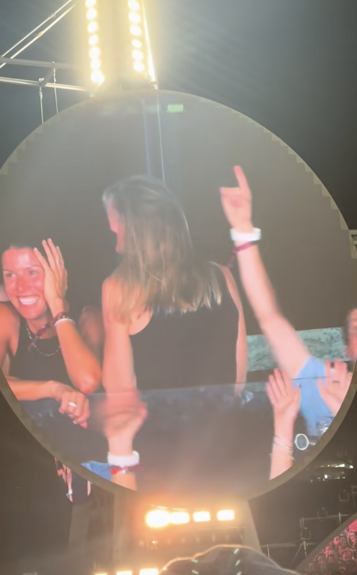 Kristin Cabot steht beim Coldplay-Konzert in Boston am 16. Juli 2025 einer Frau gegenüber, die zu wissen scheint, was vor sich geht | Quelle: TikTok/@instaagraace