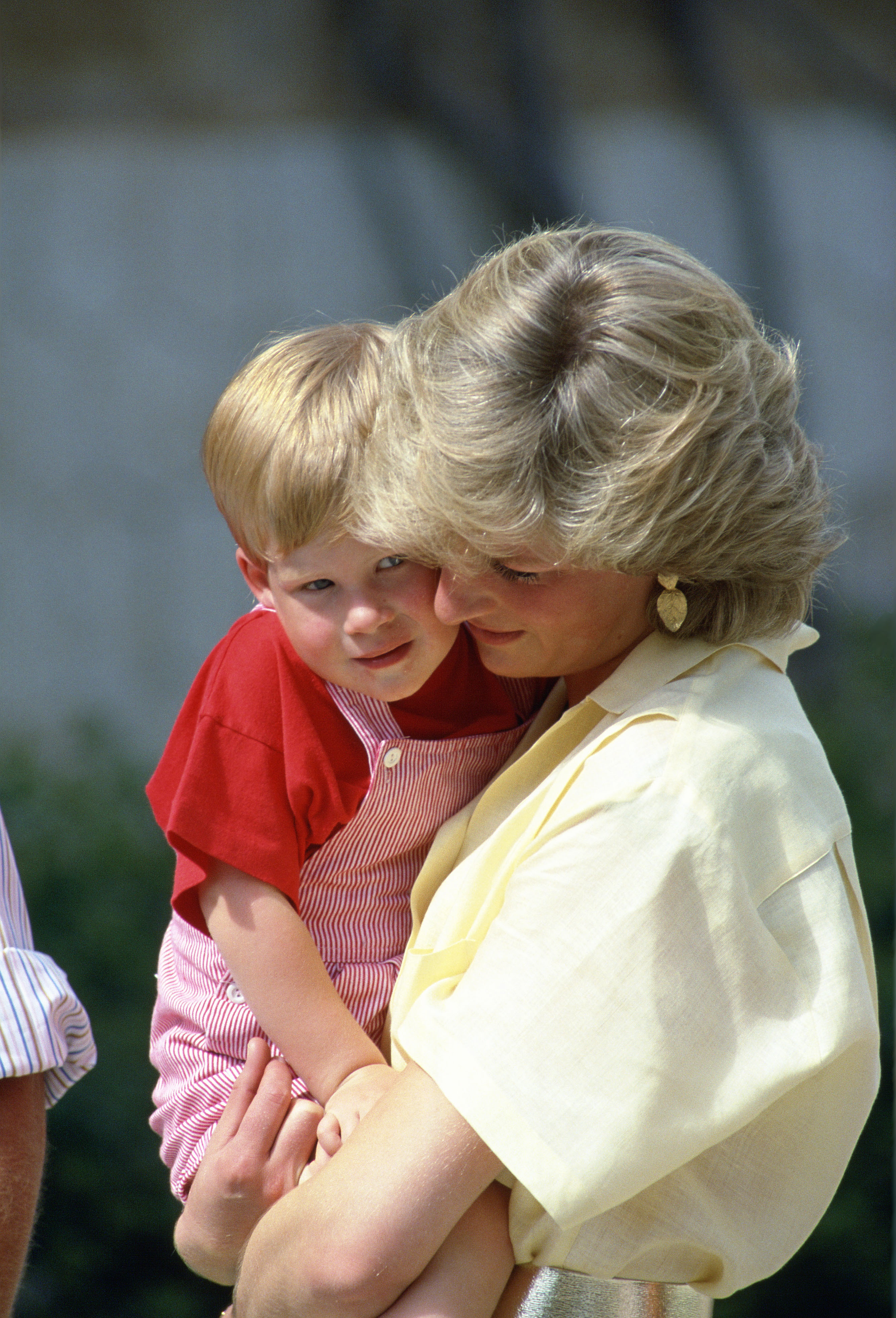 Diana wurde am 18. Juli 1986 in Highgrove dabei fotografiert, wie sie Harry auf den Schultern trug; ihr jüngerer Sohn war damals noch keine zwei Jahre alt. | Quelle: Getty Images