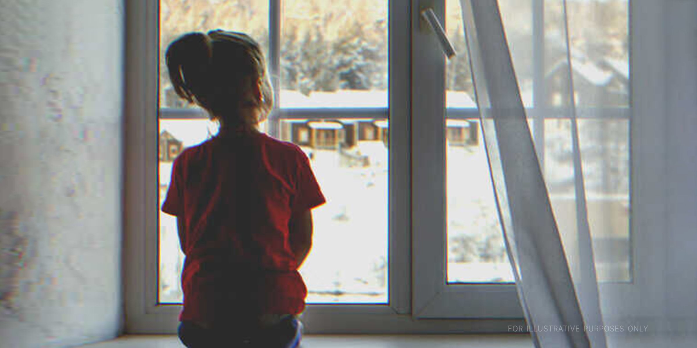 Ein Mädchen, das aus einem Fenster starrt. | Quelle: Shutterstock