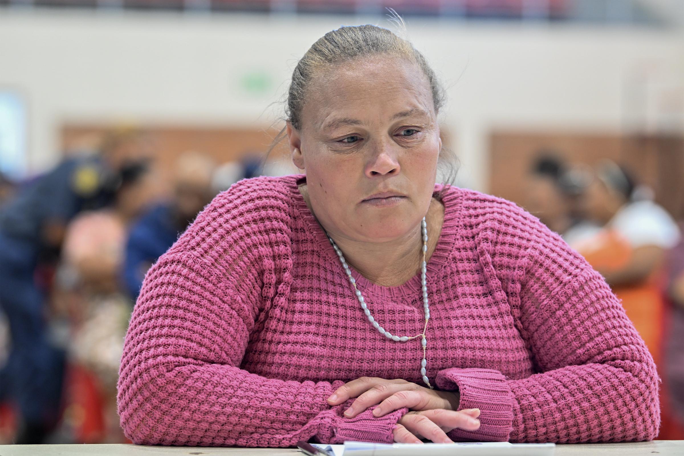 Racquel Smith wird während des Prozesses im Fall des Verschwindens von Joshlin Smith am 7. Tag im White City Multipurpose Centre am 11. März 2025 in Saldanha Bay, Südafrika, gesehen | Quelle: Getty Images