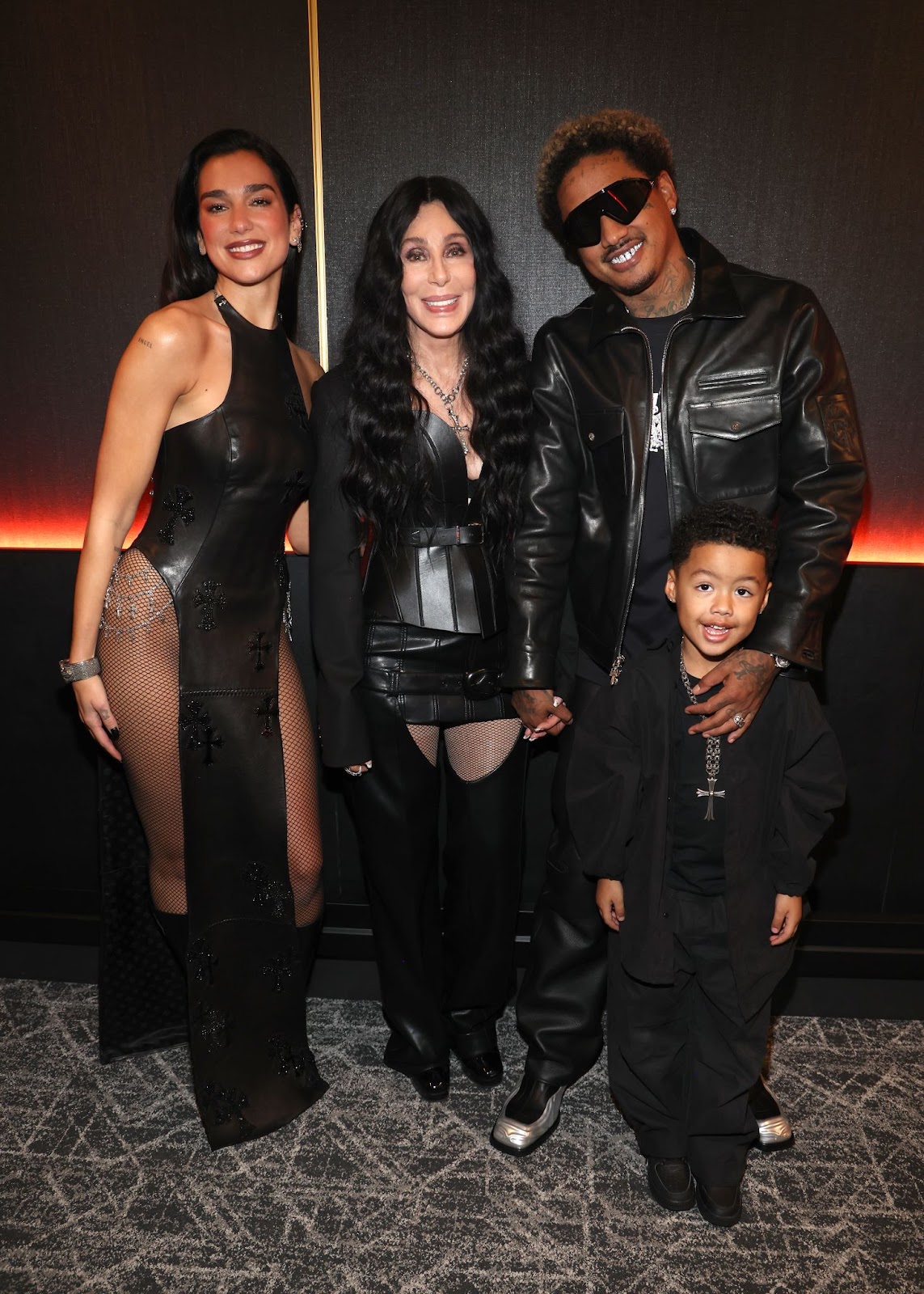 Dua Lipa, Cher, Alexander "AE" und Slash Electric Alexander Edwards backstage bei der 2024 Rock & Roll Hall of Fame Induction Ceremony am 19. Oktober in Cleveland, Ohio. | Quelle: Getty Images