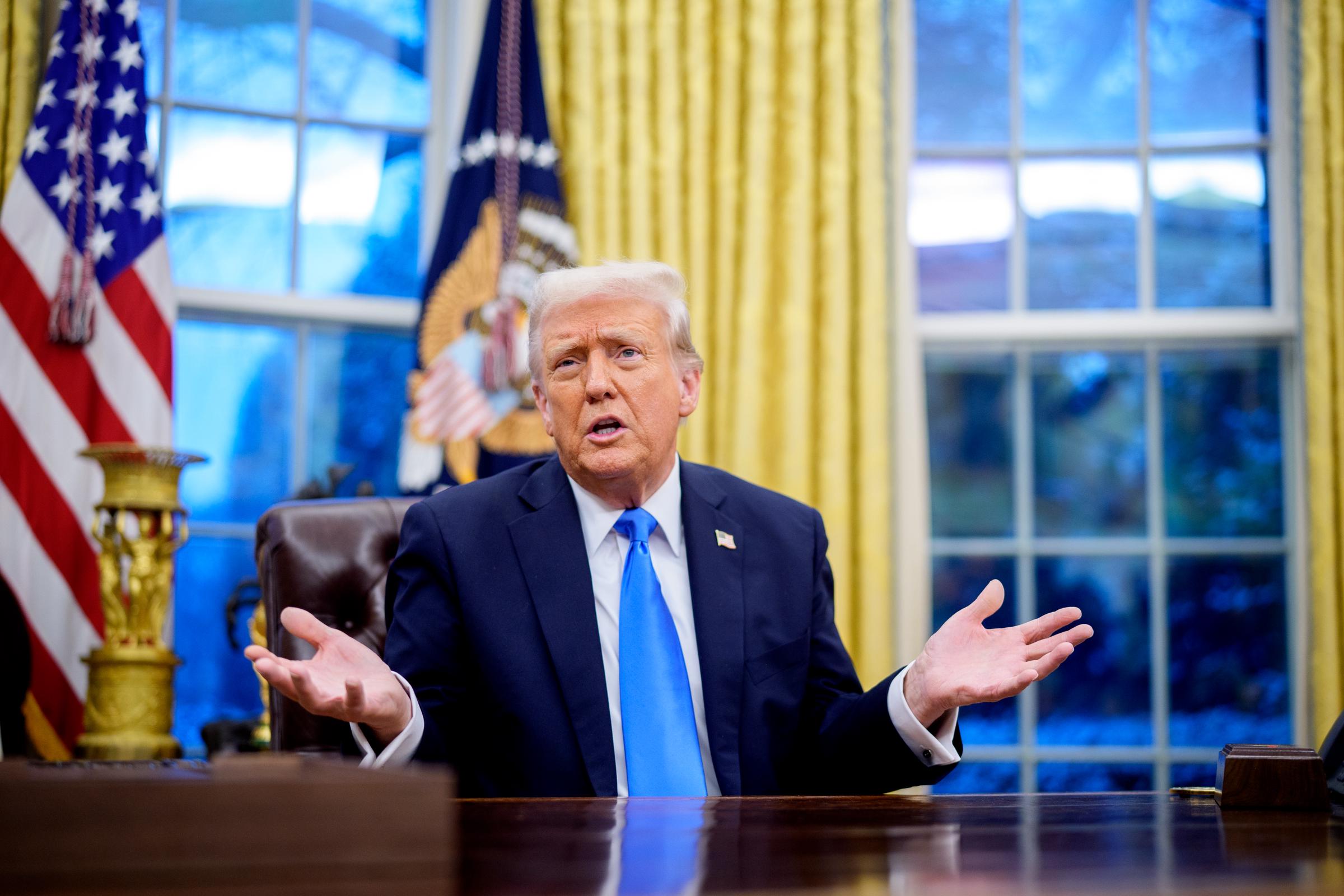 Donald Trump bei der Unterzeichnung einer Durchführungsverordnung im Oval Office in Washington, D.C. am 11. Februar 2025. | Quelle: Getty Images