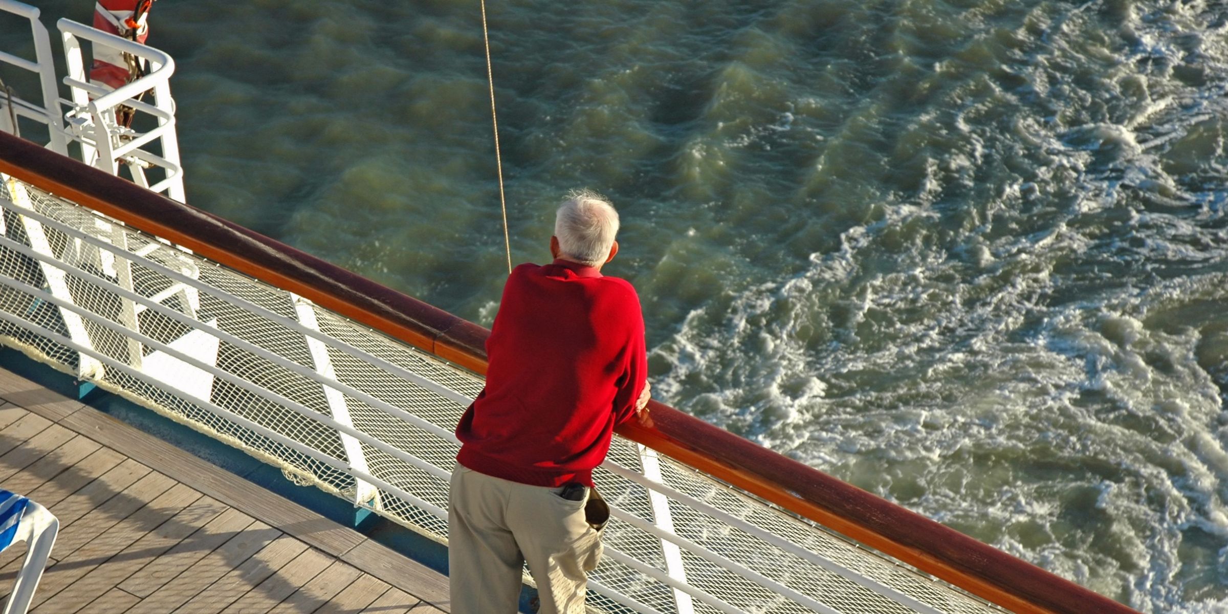 Ein älterer Mann auf einem Kreuzfahrtschiff | Quelle: Shutterstock