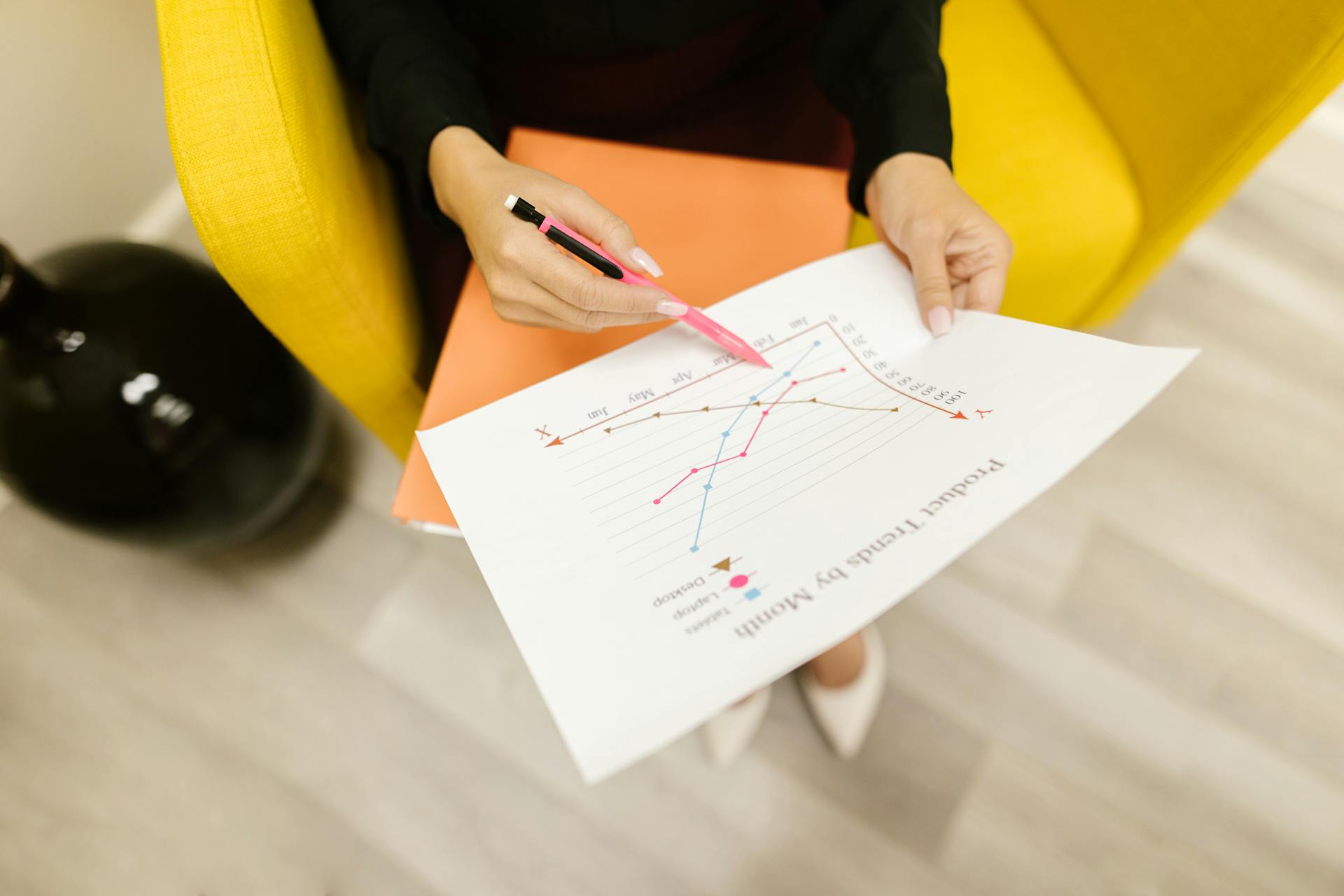 Eine Frau hält ein Dokument bei der Arbeit | Quelle: Pexels