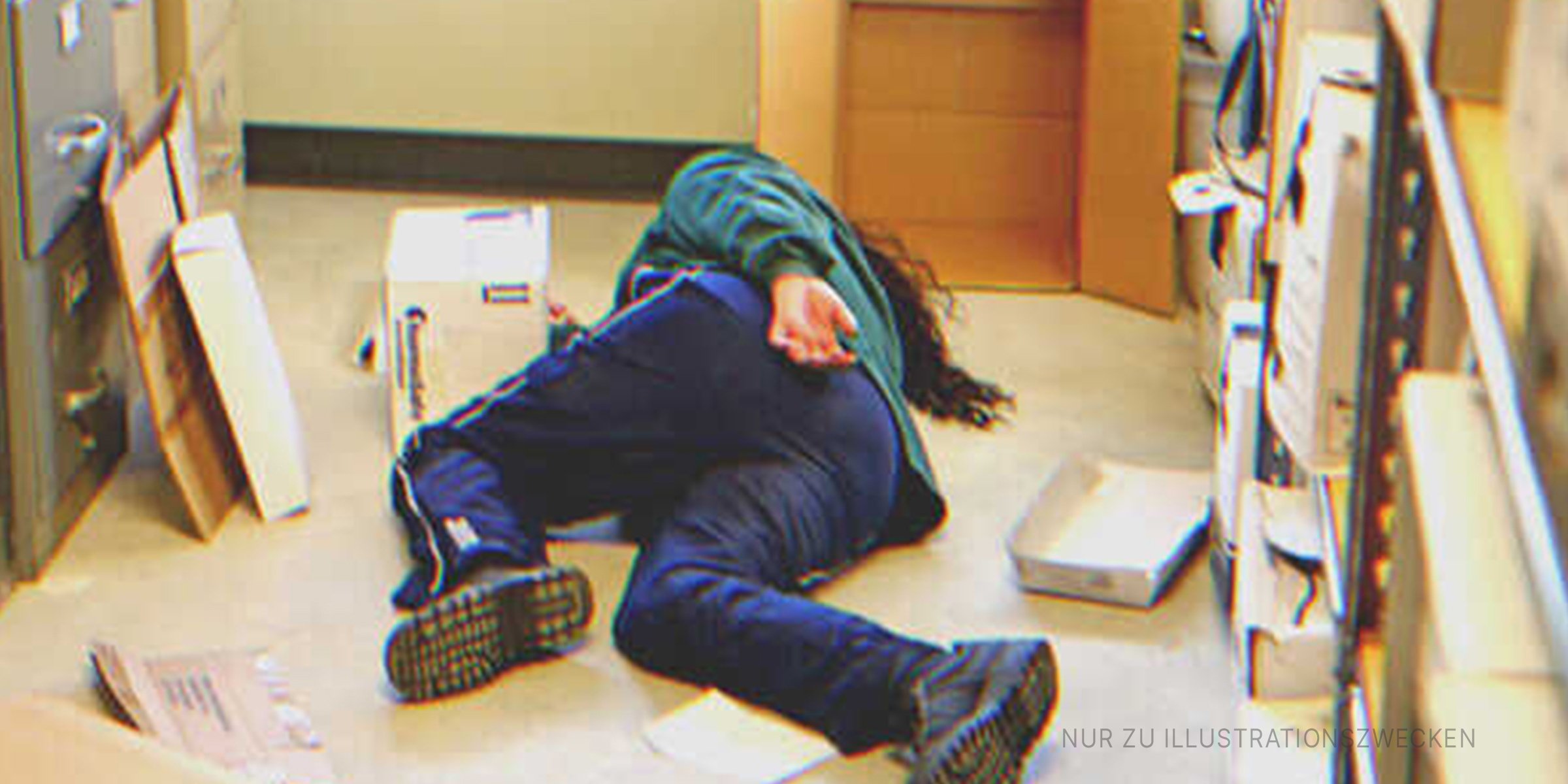 Frau liegt auf dem Boden | Quelle: Getty Images