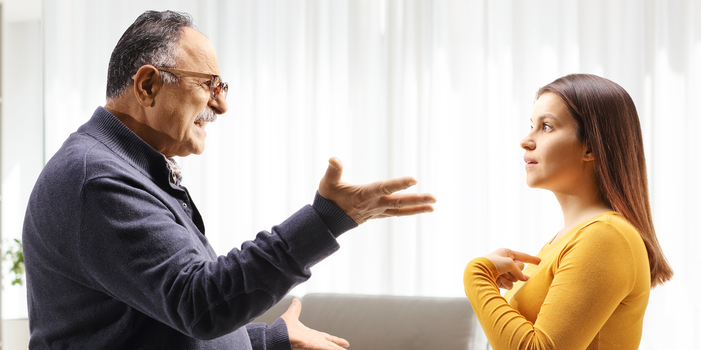 Wütender Mann streitet sich mit junger Frau | Quelle: Shutterstock