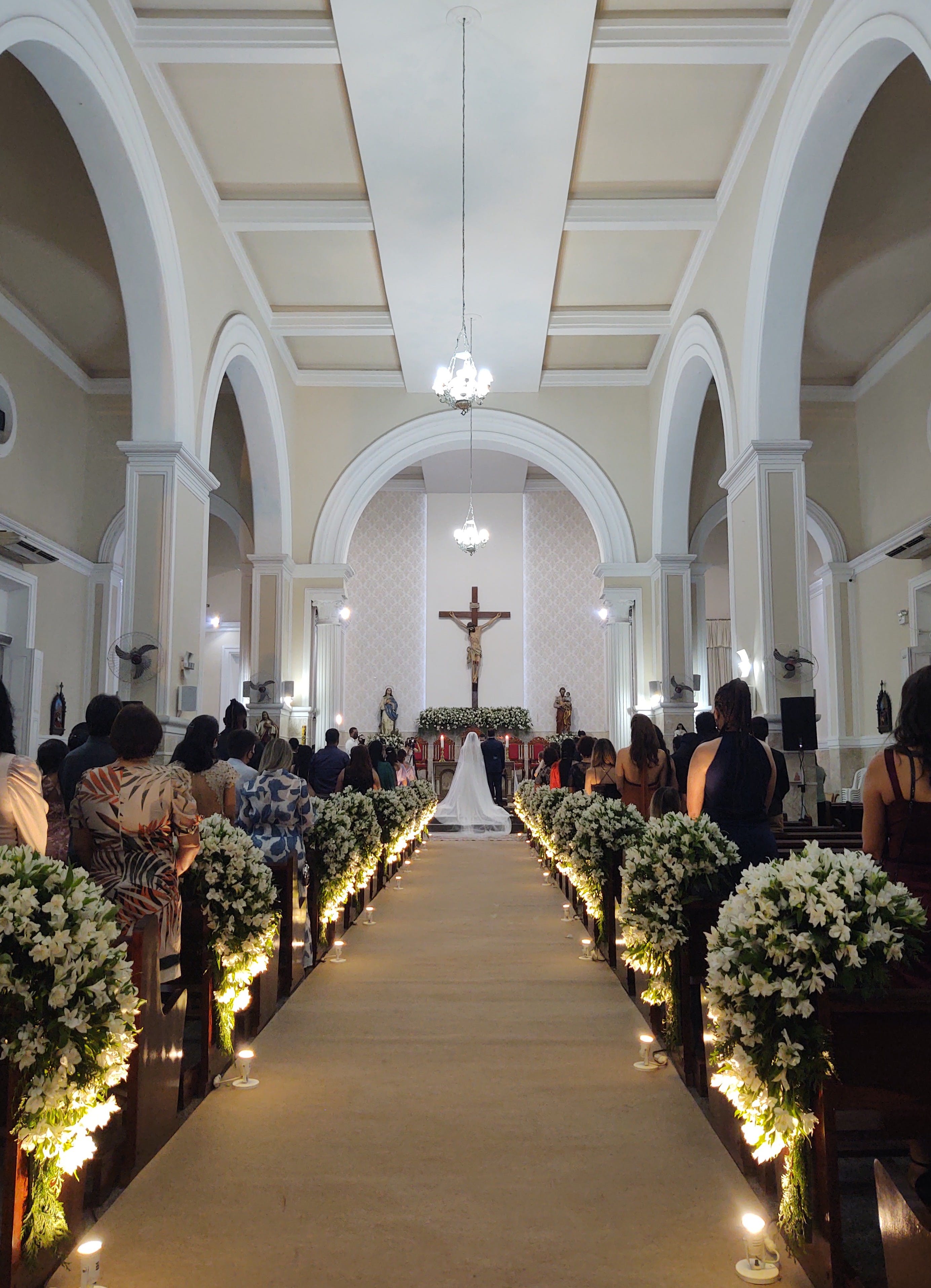 Eine Kirche, die für einen Hochzeitstag geschmückt und mit Menschen gefüllt ist | Quelle: Pexels